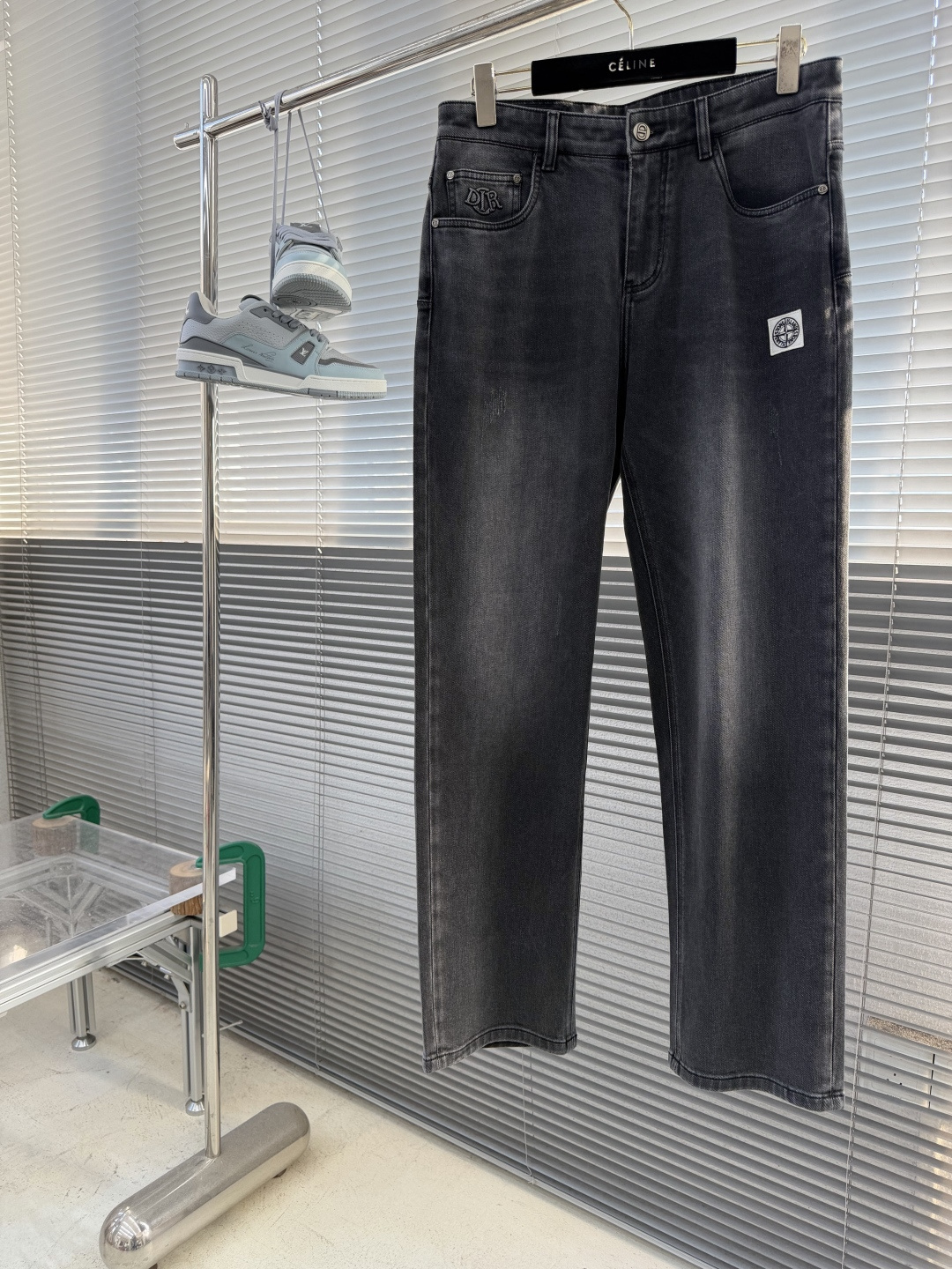 NO:938255,-StoneIsland X Dio new jeans, the brand’s latest design elements!  It’s neither monotonous nor complicated, just the right amount to show off your taste!  Customized imported denim fabrics for customers!  The unique luxurious three-dimensional feel of the fabric presents a simple and elegant temperament!  Logo decoration with embroidered details on the back waist!  Code number 29-36 (35),,dior,jeans,19860909-StoneIsland X Dio新款牛仔裤,品牌最新设计元素！既不单调也不复杂,恰到好处的展现品味！客供定制进口牛仔面料！面料独具的高奢立体感呈现简约优雅气质！后腰处绣花细节logo修饰！ 码数29-36（35）,,dior,jeans,,Men's clothing