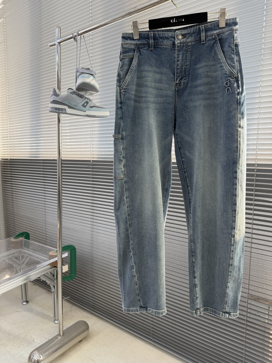 NO:938252,-LOEW  'The golden ratio from the waist to the trouser legs makes the legs look straight and slender. It is the kind of item that can be seen as very tasteful at a glance.' Sizes 29-36 (35),,loewe,jeans,tees,t-shirt,gold,19860909-LOEW X 昂跑新款口袋工装牛仔裤,目前最火的款式,兼具工装硬朗与奢侈质感. '水洗蓝色调自带复古滤镜,侧边口袋设计打破单调,上身瞬间拥有松弛的高级感.' '不挑人的直筒剪裁,搭配简单T恤就很有Cleanfit那味儿,酷又高级！' '从腰围到裤脚的黄金比例,让双腿看起来笔直修长,是那种一眼就能看出很有品味”的单品.' 尺码29-36（35）,,loewe,jeans,tees，t-shirt,gold,,Men's clothing