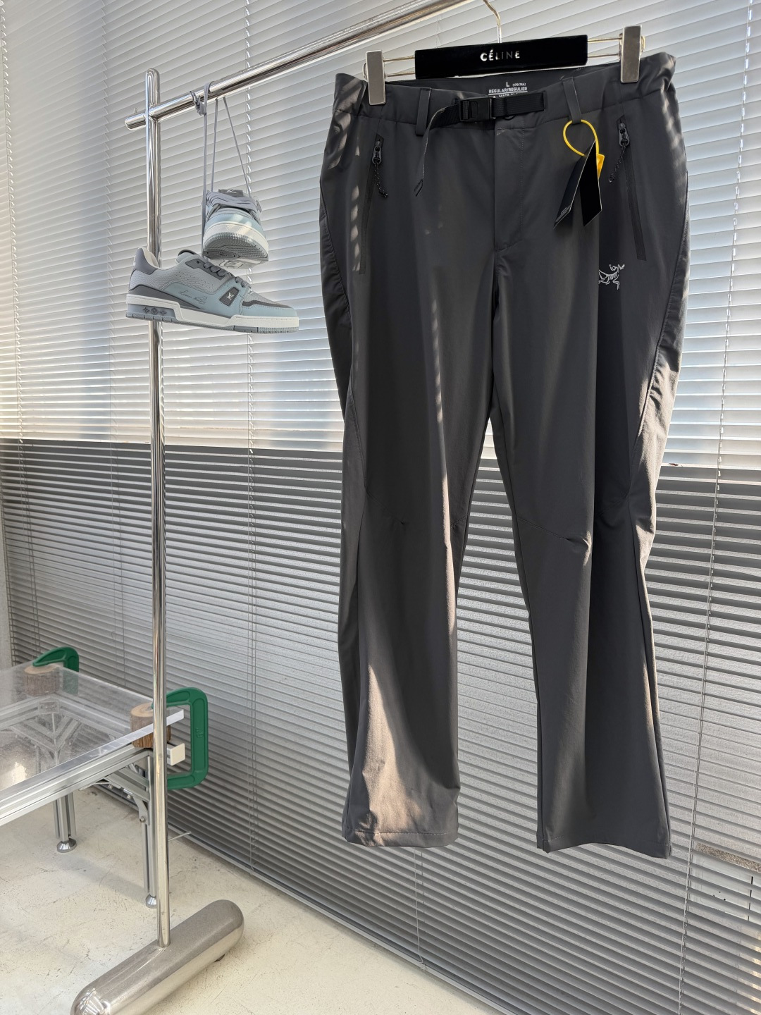 NO:935537,- Niaojia outdoor elastic quick-drying pants made of 88 nylon + 12 spandex high-elastic quick-drying fabric. Thin and smooth, full stretch, not stuffy when worn for a long time, quick-drying and non-stick to legs when sweating, anti-wrinkle and maintenance-free. Comes with a buckle-adjustable waistband, no need for additional belts, suitable for various waist sizes. Waterproof zipper side pockets, safe storage of small items.  Neat, straight-leg trousers, no picky legs, matte breathable fabrics that can be worn for commuting and outdoor use, lightweight and weight-free, versatile for daily hiking and camping. Dark gray/pure black two-color optional, low-key and durable. Machine washable in cold water at 30°C, hang dry; do not bleach, tumble dry, iron, or dry clean. Wash dark and light clothes separately. Commuting to work, hiking, camping, short trips, daily leisure. Size: M-3XL Size Pants length Waist Hips  M 98.541 100 L100 42.5 103.5 XL 101.544 107 2XL10345 110.5 3XL104.546.5 114,,jil sander,19860909- 鸟家 户外弹力速干裤88锦纶+12氨纶高弹速干面料 轻薄顺滑,弹力拉满,久穿不闷,出汗速干不粘腿,抗皱免打理 自带卡扣调节腰带,无需额外皮带,适配各种腰围 防水拉链侧兜,随身小物安心收纳 利落直筒裤型,不挑腿型,通勤户外都能穿哑光透气面料,轻量化无负重,爬山露营日常百搭 深灰/纯黑双色可选,低调耐看 30°C冷水机洗,悬挂阴干;不可漂白、烘干、熨烫、干洗,深浅衣物分开洗涤 通勤上班、徒步登山、露营出游、短途旅行、日常休闲 尺码:M-3XL 尺码 裤长 腰围 臀围 M 98.541 100 L100 42.5 103.5 XL 101.544 107 2XL10345 110.5 3XL104.546.5 114,,jil sander,,Men's clothing