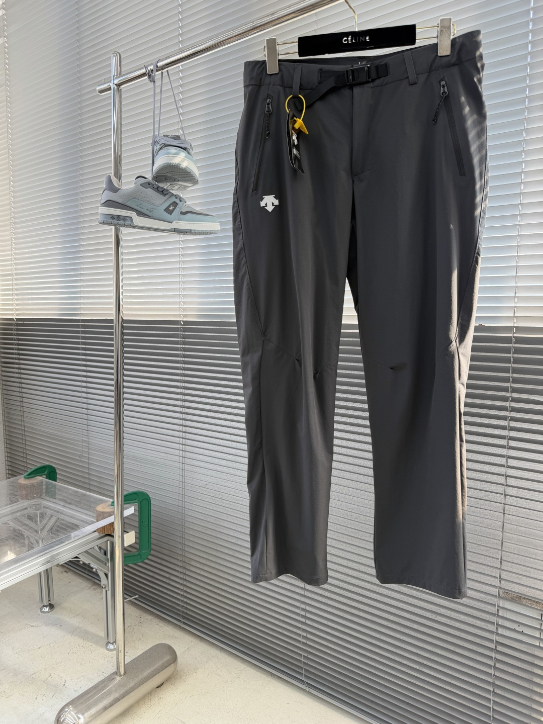 NO:935535,-DESCENT*/Desante The same type of outdoor elastic quick-drying pants made of 88 nylon + 12 spandex high-elastic quick-drying fabric. Thin and smooth, full elasticity, not stuffy when worn for a long time, quick-drying and non-stick to legs when sweating, anti-wrinkle and maintenance-free. Comes with a buckle-adjustable waistband, no need for additional belts, suitable for various waist sizes. Waterproof zipper side pockets, safe storage of small items.  Neat straight-leg trousers, no picky legs, matte breathable fabrics that can be worn for commuting and outdoor use, lightweight and weight-free, versatile for daily hiking and camping. Available in dark gray/pure black, low-key and durable. Machine washable in cold water at 30°C, hang dry; do not bleach, tumble dry, iron, or dry clean. Wash light and dark clothes separately. Commuting to work, hiking and mountain climbing, camping trips, short trips, and daily leisure. Size: M-3XL,,19860909-DESCENT*/迪桑特 同款户外弹力速干裤88锦纶+12氨纶高弹速干面料 轻薄顺滑,弹力拉满,久穿不闷,出汗速干不粘腿,抗皱免打理 自带卡扣调节腰带,无需额外皮带,适配各种腰围 防水拉链侧兜,随身小物安心收纳 利落直筒裤型,不挑腿型,通勤户外都能穿哑光透气面料,轻量化无负重,爬山露营日常百搭 深灰/纯黑双色可选,低调耐看 30°C冷水机洗,悬挂阴干;不可漂白、烘干、熨烫、干洗,深浅衣物分开洗涤 通勤上班、徒步登山、露营出游、短途旅行、日常休闲 尺码:M-3XL,,,Men's clothing