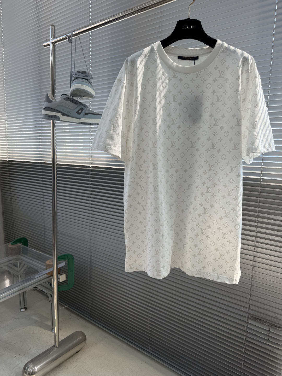 NO:935531,-Donkey Brand 26ss new Monogram phosphorescent logo printed pullover short-sleeved T-shirt for men. This T-shirt is made of lightweight cotton knitted with a Monogram phosphorescent pattern of the same tone. It can shine in the dark, highlighting the unique novelty while highlighting the light, shadow, rhythm and reflection themes of the 2026 autumn and winter show. Inject the brand style into casual looks during the day, and can easily focus the eyes at night. Size S.M.L.XL  Length 68707274 Bust 108112116120 Shoulder width 38404244,,louis vuitton,T-shirt,tees,t-shirt,19860909-驴牌26ss新款Monogram 磷光标志印花套头短袖 T恤 男款,本款 T 恤为轻盈棉布针织描绘同色调 Monogram 磷光图案,在黑暗中即可映现莹泽光芒,彰显别致新意的同时点明 2026 秋冬秀场的光影、律动和反射主题.日间为休闲造型注入品牌格调,入夜则可轻松聚焦视线. 码数S.M.L.XL 衣长68707274 胸围 108112116120 肩宽38404244,,louis vuitton,T-shirt,tees，t-shirt,,Men's clothing