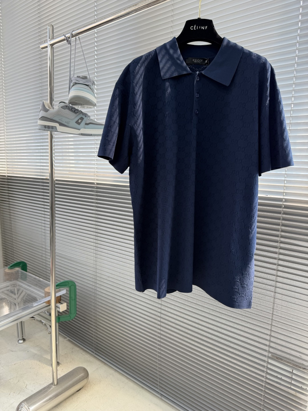 NO:935548,- GUCC26ss new jacquard fabric Polo shirt is the same as the official website, Generation Gucci explores the brand archive code, integrates the designs of different generations, and writes a unique aesthetic chapter. The webbing element is presented in a modern style, embellishing basic ready-to-wear items, highlighting high-end texture and contemporary details. This Polo shirt is made of GG viscose fiber jacquard. Size S.M.L.XL Length 68707274 Bust 102 106  110 114 Shoulder width 44464850,,gucci,19860909-GUCC26ss新款提花面料Polo衫官网同款,Generation Gucci 探索品牌档案密码,将不同世代的设计融入一体,谱写出独特的美学篇章.织带元素以现代风格呈现,点缀基础成衣单品,突显高级质感和当代细节.这款Polo衫以GG粘胶纤维提花打造. 码数S.M.L.XL 衣长68707274 胸围 102 106 110 114 肩宽44464850,,gucci,,Men's clothing