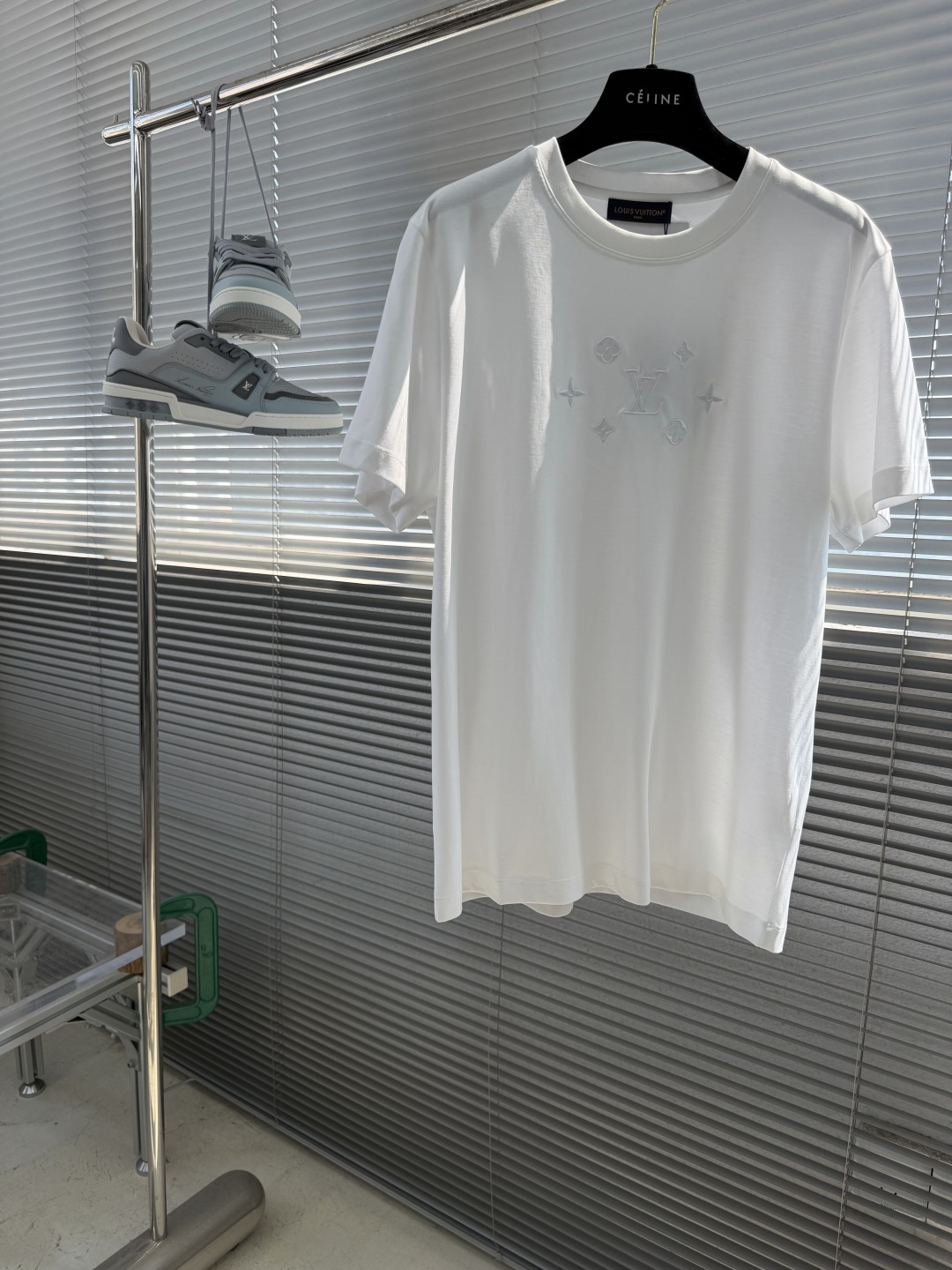 NO:938253,-Donkey Brand 2026 spring and summer new round neck short-sleeved high-end custom design avant-garde fashion!  The brand logo emphasizes craftsmanship design. High-end customized 80-count double-sided acetate mercerized cotton fabric. Soft to the touch. Comfortable to wear. Exquisite stitching at the counter level. Fine workmanship. The upper body effect is incomparably handsome!  A must-have item for a stylish man!  Size M-3XL,,louis vuitton,T-shirt,19860909-驴牌 2026春夏新款圆领短袖 高端订制 设计前卫时尚！品牌logo重工艺设计 高端定制80支双面醋酸丝光棉面料.手感柔软.穿着舒适.专柜级别精致车线.做工精细.上身效果无敌帅气！型男必备单品！ 码数M-3XL,,louis vuitton,T-shirt,,Men's clothing