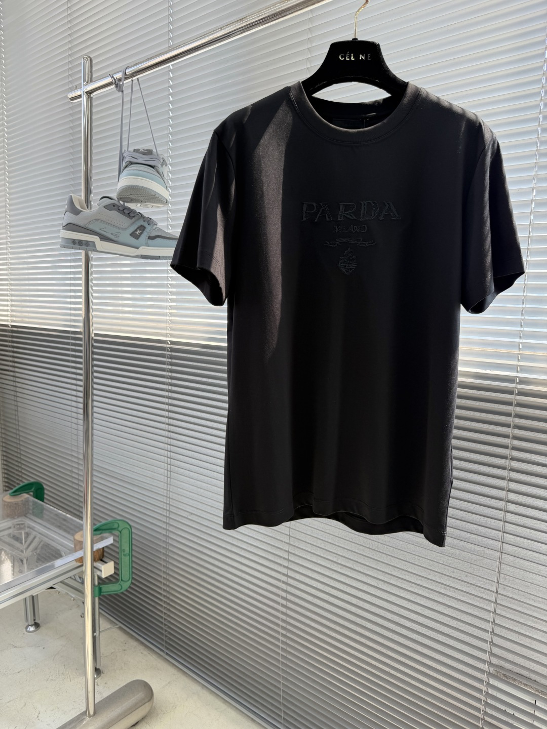 NO:938247,-PRAD 2026 spring and summer new round neck short sleeves, high-end customization, avant-garde and fashionable design!  The brand logo emphasizes craftsmanship design. High-end customized 80-count double-sided acetate mercerized cotton fabric. Soft to the touch. Comfortable to wear. Exquisite stitching at the counter level. Fine workmanship. The upper body effect is incomparably handsome!  A must-have item for a stylish man!  Size M-3XL,,prada,T-shirt,19860909-PRAD 2026春夏新款圆领短袖 高端订制 设计前卫时尚！品牌logo重工艺设计 高端定制80支双面醋酸丝光棉面料.手感柔软.穿着舒适.专柜级别精致车线.做工精细.上身效果无敌帅气！型男必备单品！ 码数M-3XL,,prada,T-shirt,,Men's clothing
