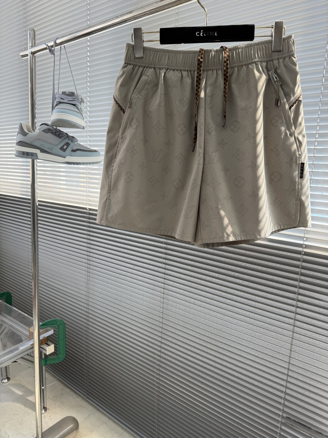 NO:938266,-Donkey brand 26SS MONOGRAM jacquard logo rip-proof sports shorts, nylon 86 spandex 14 three-in-one woven fabric, polyester fiber mesh, nylon blended lining, laser burning, positioning cutting machine, hand-made overlock sewing, 11 customized accessories and accessories, code number 46 48 50 52, trouser length 4242.5 43 43.5, hip 107111115119  Waist 72768084,,louis vuitton,shorts,19860909-驴牌 26SS MONOGRAM提花标识防撕裂运动短裤 锦纶86氨纶14三合一梭织面料 聚酯纤维网布 锦纶混纺里布 激光烧花 定位裁床 手工包缝 11订制辅料、配件 码数46 48 50 52 裤长4242.5 43 43.5 臀围 107111115119 腰围72768084,,louis vuitton,shorts,,Men's clothing