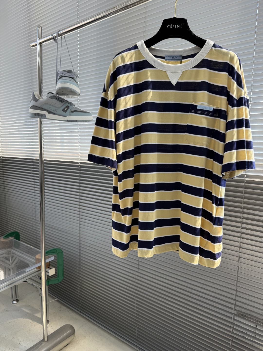 NO:938264,-PRAD 26FW Bayadere cotton striped short-sleeved T-shirt Fine cotton striped plain fabric Matching 1*1 rib Imported embroidery Positioning cutting machine Washed and frayed 11 Customized accessories and accessories Number of yards 36 38 40 42 Length 67.5 69 70.5 72 Bust 116 120 124 128  Shoulder width 53545556,,prada,T-shirt,tees,t-shirt,19860909-PRAD 26FW Bayadere棉质条纹短袖T恤 精疏棉条纹平纹布 配套1*1罗纹 进口刺绣 定位裁床 洗水磨破 11订制辅料、配件 码数36 38 40 42 衣长67.5 69 70.5 72 胸围 116 120 124 128 肩宽53545556,,prada,T-shirt,tees，t-shirt,,Men's clothing