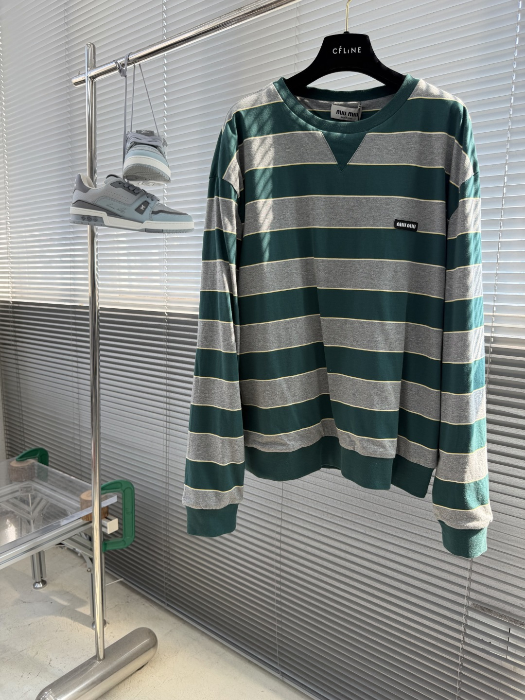 NO:938262,-MIU MIU 26SS contrast stripe embroidered logo knitted sweatshirt, fine cotton striped plain fabric, matching 1*1 rib, template embroidery, positioning cutting machine, fabric wash, 11 customized accessories and accessories, size S M L19860909-MIU MIU 26SS撞色条纹刺绣徽标针织运动衫 精疏棉条纹平纹面料 配套1*1罗纹 模版刺绣 定位裁床 面料酵洗 11订制辅料、配件 码数S M L XL 衣长64.5 66 67.5 69 胸围 116 120 124 128 肩宽55575961,,miumiu,,Men's clothing