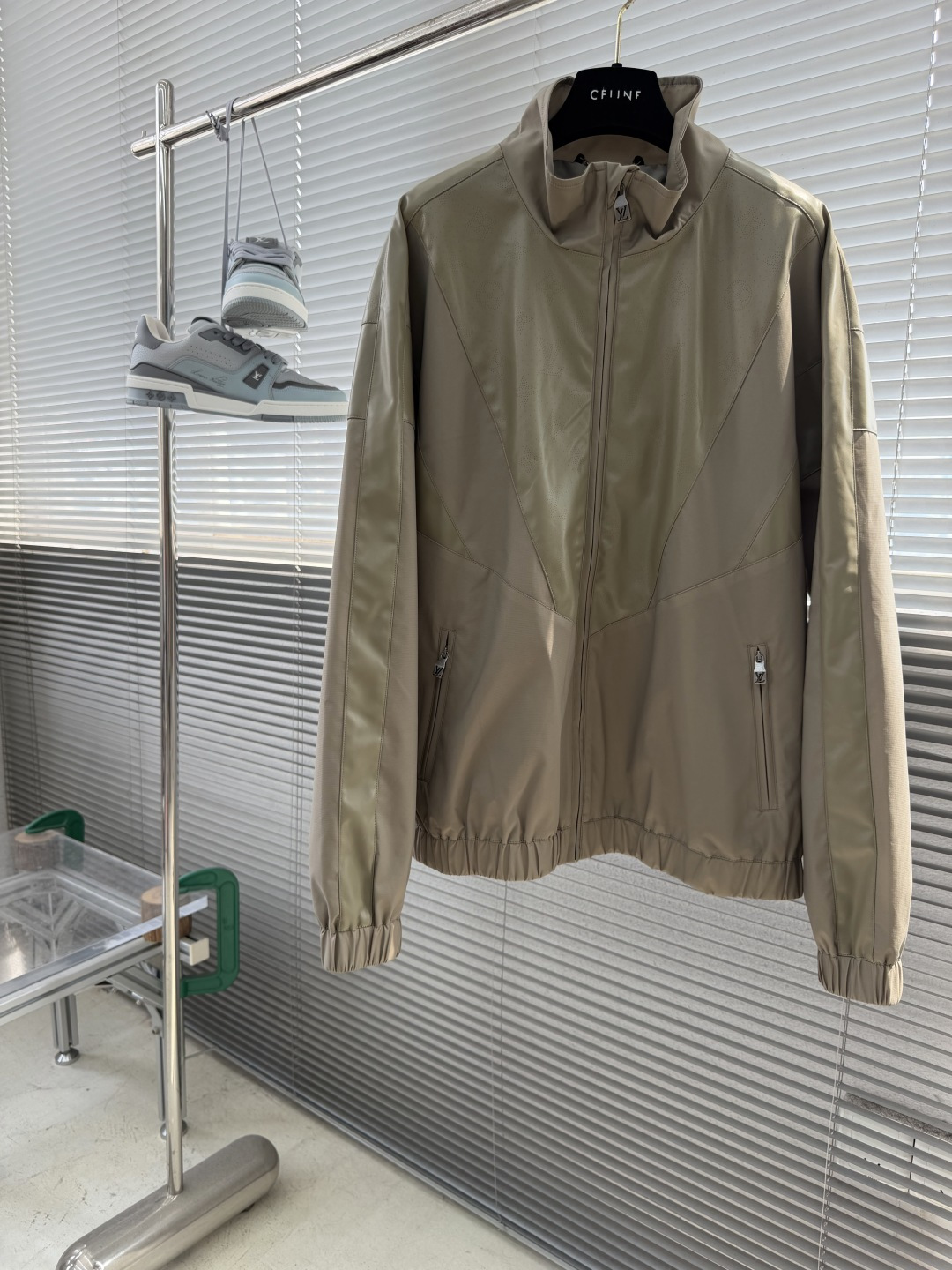 NO:938275,-Donkey Brand 26 New Monogram Spring Series Leather Structure Sweatshirt Men's High Version. Size S.M.L.XL Size Clothes Length Shoulder Width Chest 4667 58 122 48 68.5 59 126 5070 60 130 52 71.5 61134,,louis vuitton,19860909-驴牌 26新款Monogram 春季系列 皮革结构运动衫 男款 高版本. 码数S.M.L.XL 尺码衣长肩宽胸围 4667 58 122 48 68.5 59 126 5070 60 130 52 71.5 61134,,louis vuitton,,Men's clothing