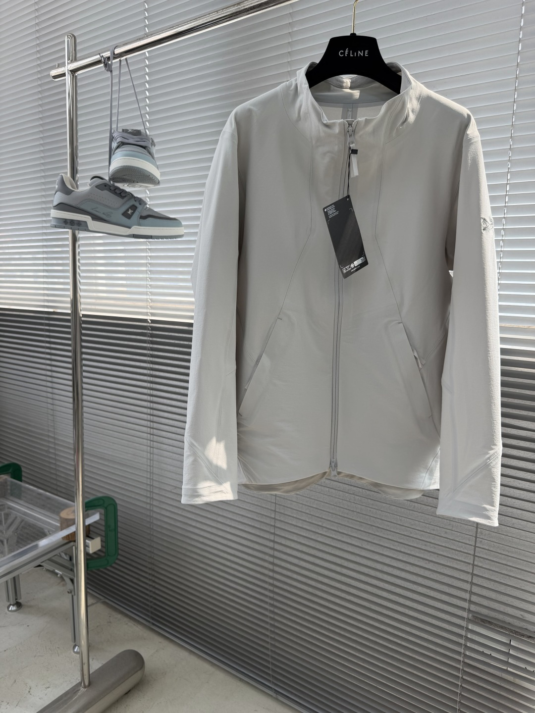 NO:938273,- Niaojia Lightweight stand-up collar soft shell jacket. Lightweight stretch fabric, wind-resistant, breathable and not stuffy. Stand-up collar zipper cut, neat and slim fit without bulk. Suitable for daily commuting and outdoor travel. Versatile and durable, with low-key bird logo and full texture. Sizes M-3XL,,jil sander,jackets & coats,19860909- 鸟家 轻量立领软壳夹克 轻量化弹力面料,抗风透气不闷汗 立领拉链剪裁,利落修身不臃肿 日常通勤、户外出行一件搞定 百搭耐穿,低调小鸟标质感拉满 尺码M-3XL,,jil sander,jackets & coats,,Men's clothing