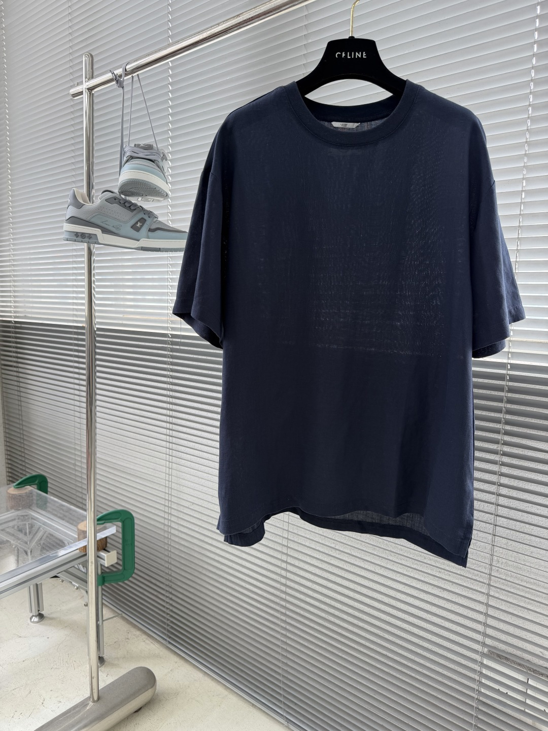 NO:935551,-Herme* SS26 new summer men's half-sleeved shirt, full of old-money style atmosphere ~ Lyocell linen blended fabric, with breathable and refreshing properties, five-quarter sleeve length is neat and not draggy. The V-neck design modifies the neck line, and the loose version has a casual and relaxed feeling, suitable for daily commuting or vacation. There is a low-key texture hidden in the details, and the upper body is effortlessly high-end. Good models are in short supply, so I like to buy them quickly, so I can easily wear summer style calmly ~  Size M-3XL,,hermes,shirts,19860909-Herme* SS26夏季新款男士半袖衬衫,老钱风氛围感直接拉满～ 莱赛尔亚麻混纺面料,自带透气清爽属性,五分袖长度利落不拖沓.V领设计修饰颈部线条,宽松版型透着随性松弛感,日常通勤或度假都适配.细节处藏着低调质感,上身就是毫不费力的高级.好款库存告急,喜欢赶紧入手,轻松穿出夏日从容格调～ 码数M-3XL,,hermes,shirts,,Men's clothing