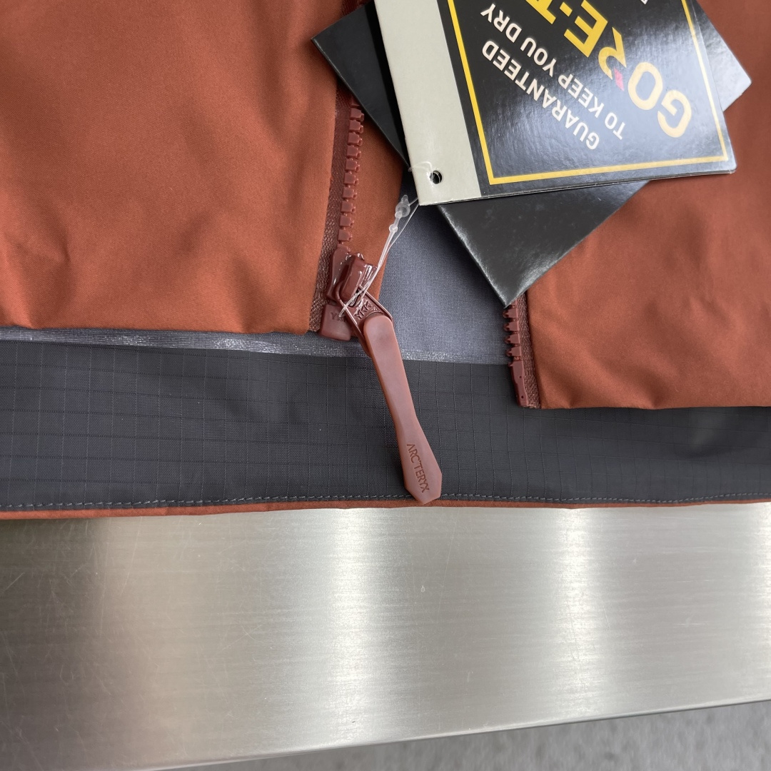 -🐦 鸟家      AR系列，专为高山环境设计，采用 Gore-Tex Pro 等专业面料，具备极强的