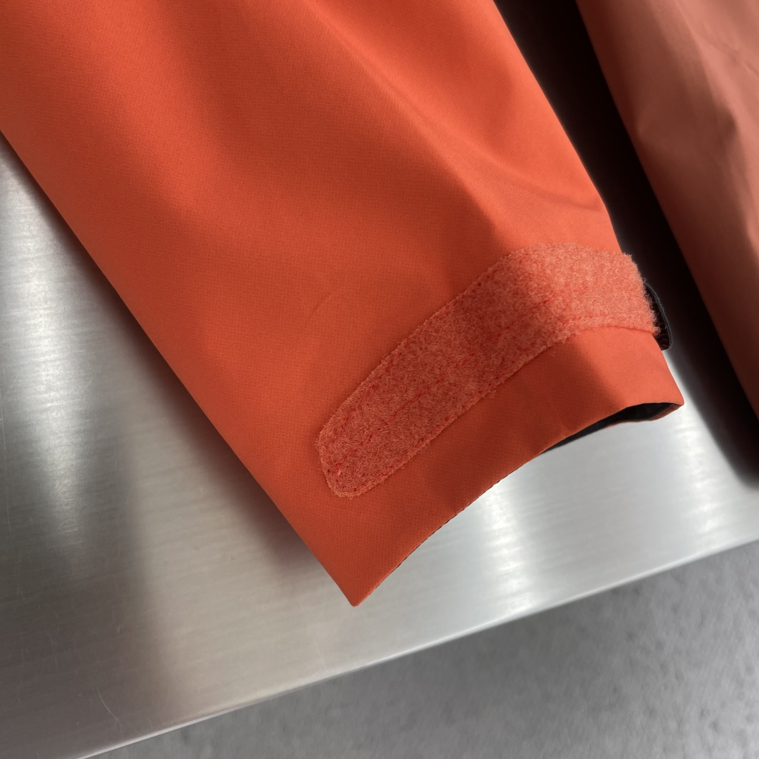 -🐦 鸟家      AR系列，专为高山环境设计，采用 Gore-Tex Pro 等专业面料，具备极强的