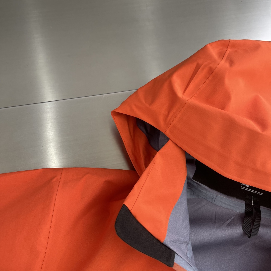 -🐦 鸟家      AR系列，专为高山环境设计，采用 Gore-Tex Pro 等专业面料，具备极强的