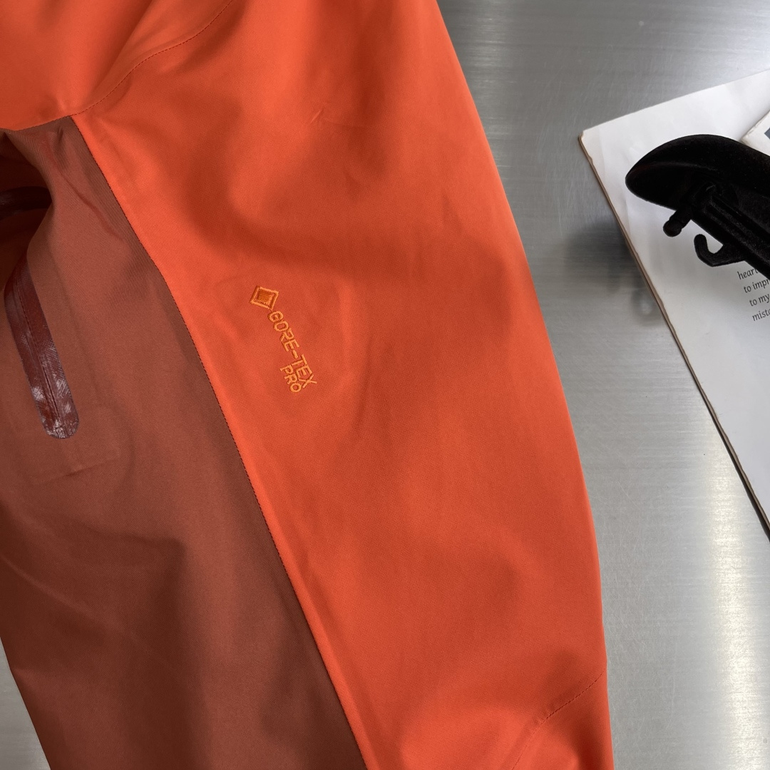 -🐦 鸟家      AR系列，专为高山环境设计，采用 Gore-Tex Pro 等专业面料，具备极强的