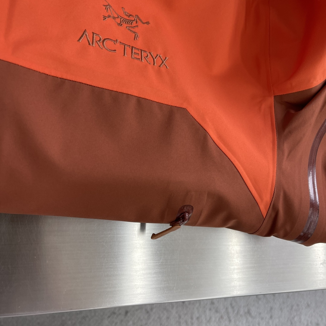 -🐦 鸟家      AR系列，专为高山环境设计，采用 Gore-Tex Pro 等专业面料，具备极强的