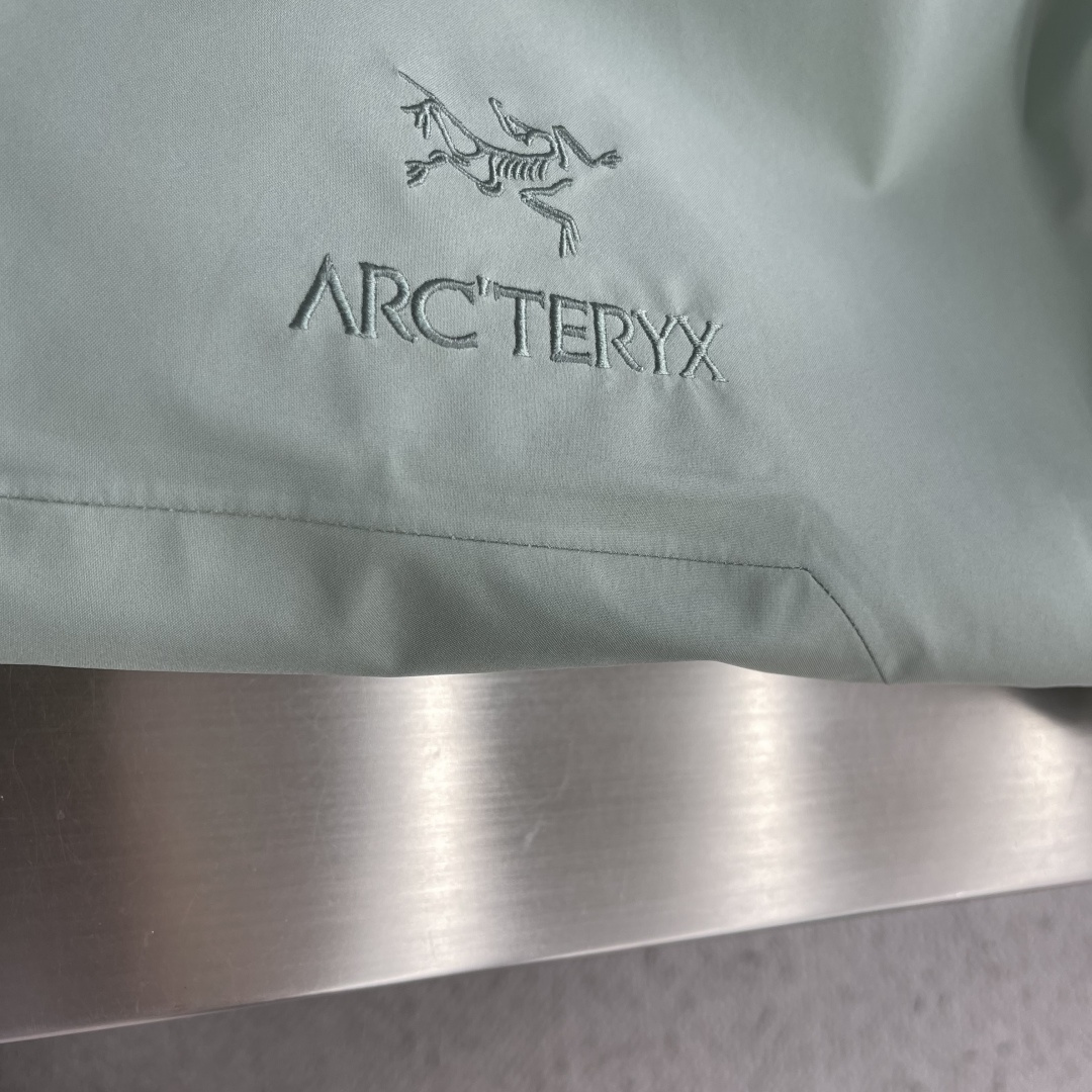 -🐦 鸟家      AR系列，专为高山环境设计，采用 Gore-Tex Pro 等专业面料，具备极强的
