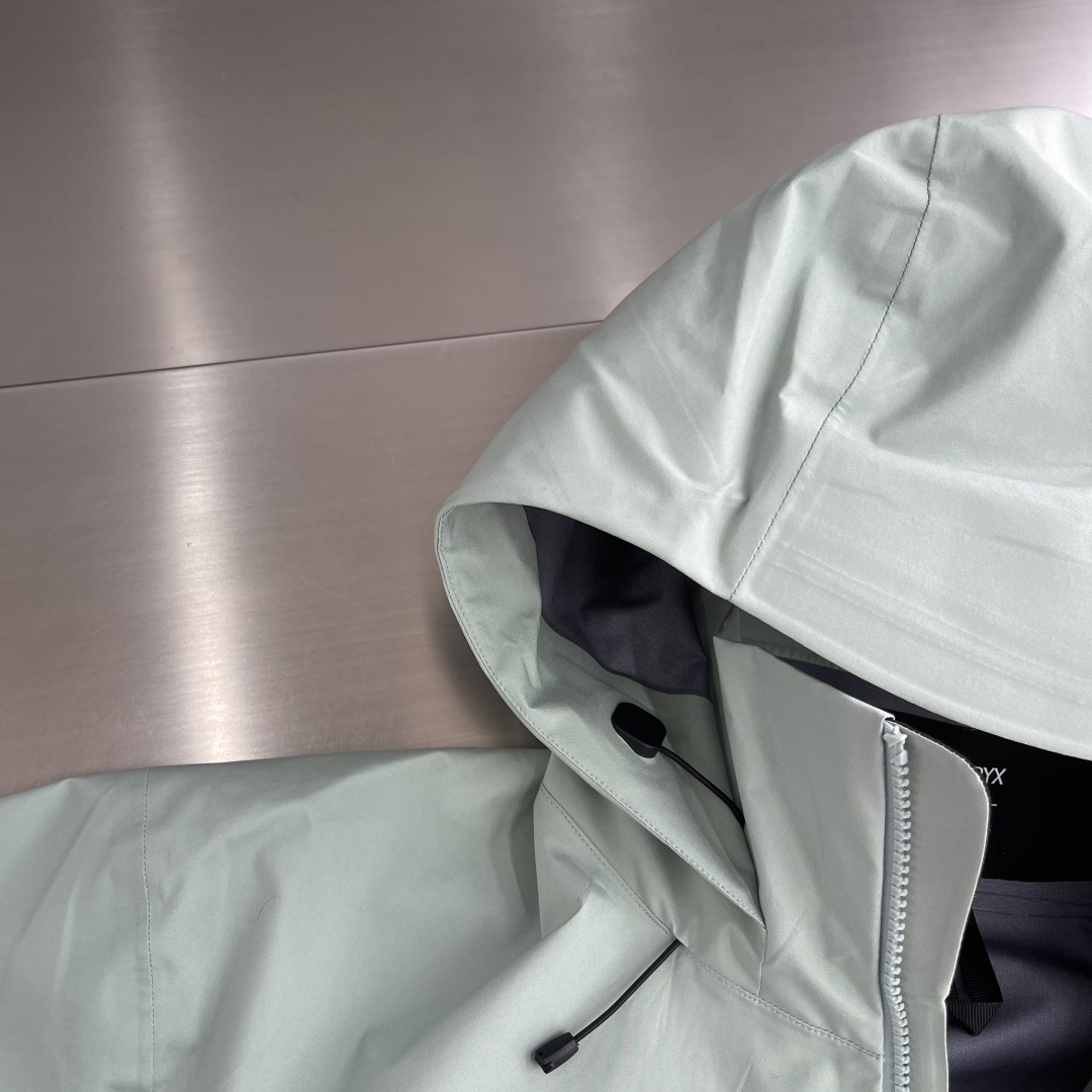 -🐦 鸟家      AR系列，专为高山环境设计，采用 Gore-Tex Pro 等专业面料，具备极强的