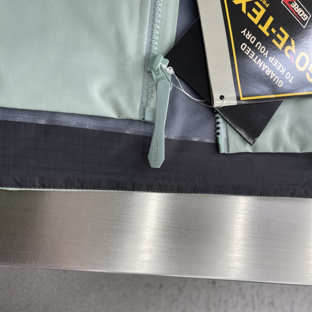 -🐦 鸟家      AR系列，专为高山环境设计，采用 Gore-Tex Pro 等专业面料，具备极强的