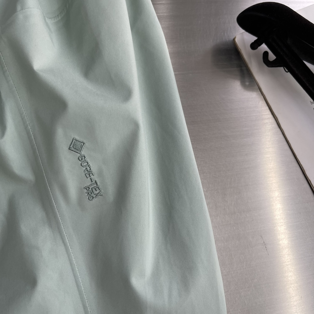 -🐦 鸟家      AR系列，专为高山环境设计，采用 Gore-Tex Pro 等专业面料，具备极强的