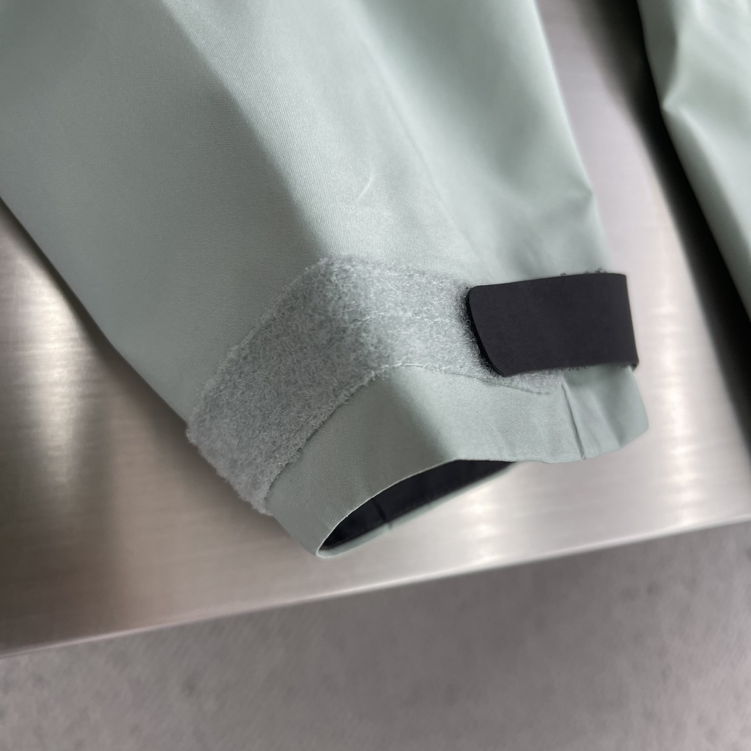 -🐦 鸟家      AR系列，专为高山环境设计，采用 Gore-Tex Pro 等专业面料，具备极强的