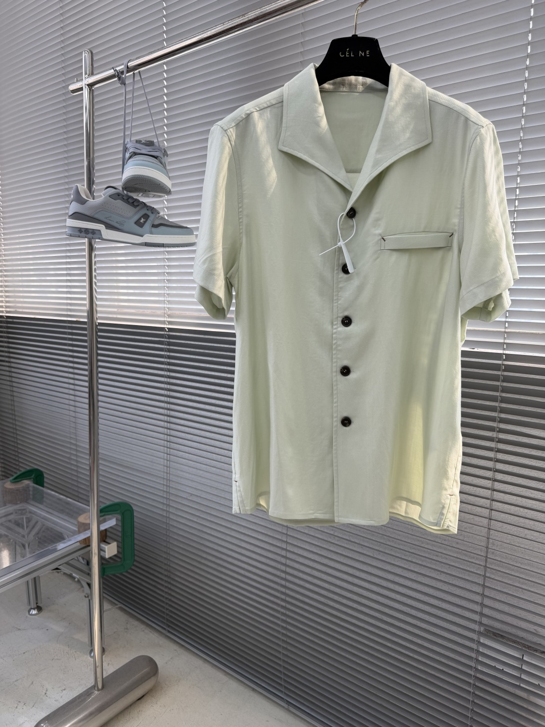 NO:938287,Tops Shorts - Z Zegn Tencel linen short-sleeved shorts set, this must-have summer set is made of 92 Tencel 8 linen blended fabric. The short shirt has a button-down design, a loose fit lapel, a single side pocket and a classic road webbing at the back collar. It is a simple design, practical and good-looking. The shorts have an elastic waistband with a classic road drawstring design and an access zipper button opening. The whole set of fabrics is very comfortable and breathable, with a great upper body effect. It is a must-have item for men's summer wardrobe. Size 48 50  52 54 56 58 60 Length 73 74.5 76 77.5 79 80.5 82 Chest 116 124 128 132 136 140 Shoulder width 47 48.5 50 51.5 53 54.5 56,,shorts,T-shirt,19860909上衣 短裤 -Z Zegn 天丝亚麻短袖短裤套装,这套夏日必备套装采用92天丝8亚麻混纺面料制作而成.短衬衣纽扣式开合设计,宽松版型翻领单侧口袋后领处经典公路织带,简约设计,实用又好看.短裤松紧腰头搭配经典公路抽绳设计,门禁拉链纽扣开合.整套面料非常舒适透气,上身效果超赞,夏日男士衣橱必备单品. 码数48 50 52 54 56 58 60 衣长73 74.5 76 77.5 79 80.5 82 胸围 116 124 128 132 136 140 肩宽47 48.5 50 51.5 53 54.5 56,,shorts,T-shirt,,Men's clothing