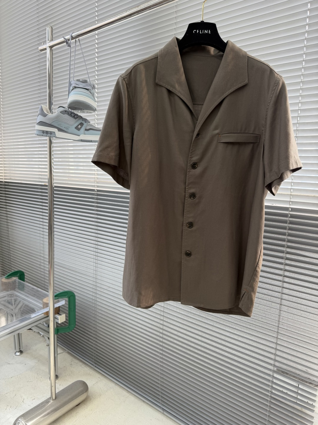 NO:938293,Tops Shorts - Z Zegn Tencel linen short-sleeved shorts set, this must-have summer set is made of 92 Tencel 8 linen blended fabric. The short shirt has a button-down design, a loose fit lapel, a single side pocket and a classic road webbing at the back collar. It is a simple design, practical and good-looking. The shorts have an elastic waistband with a classic road drawstring design and an access zipper button opening. The whole set of fabrics is very comfortable and breathable, with a great upper body effect. It is a must-have item for men's summer wardrobe. Size 48 50  52 54 56 58 60 Length 73 74.5 76 77.5 79 80.5 82 Chest 116 124 128 132 136 140 Shoulder width 47 48.5 50 51.5 53 54.5 56,,shorts,T-shirt,19860909上衣 短裤 -Z Zegn 天丝亚麻短袖短裤套装,这套夏日必备套装采用92天丝8亚麻混纺面料制作而成.短衬衣纽扣式开合设计,宽松版型翻领单侧口袋后领处经典公路织带,简约设计,实用又好看.短裤松紧腰头搭配经典公路抽绳设计,门禁拉链纽扣开合.整套面料非常舒适透气,上身效果超赞,夏日男士衣橱必备单品. 码数48 50 52 54 56 58 60 衣长73 74.5 76 77.5 79 80.5 82 胸围 116 124 128 132 136 140 肩宽47 48.5 50 51.5 53 54.5 56,,shorts,T-shirt,,Men's clothing