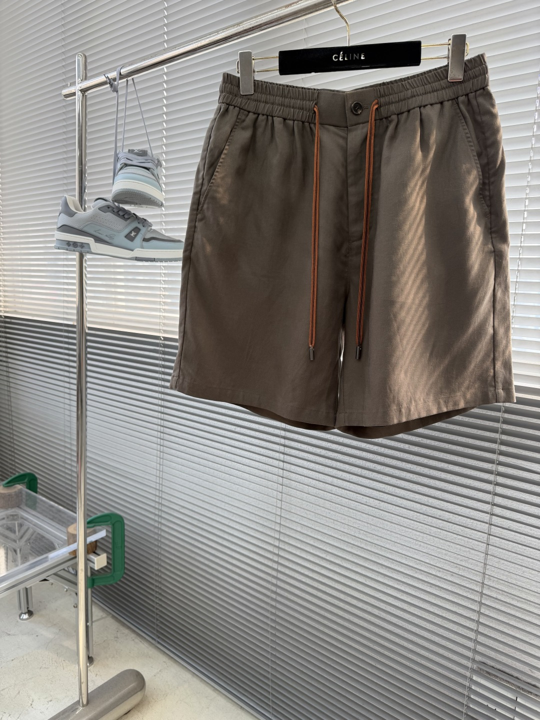 NO:938296,Shorts Tops - Z Zegn Tencel linen short-sleeved shorts set, this summer must-have set is made of 92 Tencel 8 linen blended fabric. The short shirt has a button-down design, a loose fit lapel, a single side pocket and a classic road webbing at the back collar. It is a simple design, practical and good-looking. The shorts have an elastic waistband with a classic road drawstring design and an access zipper button opening. The whole set of fabrics is very comfortable and breathable, with a great upper body effect. It is a must-have item for men's summer wardrobe. Size 48 50  52 54 56 58 60 Pants length 51 52.5 54 55.5 57 58.5 60 Waist 8084889296 104 Hips 118 122 126 130 134 138 142,,shorts,T-shirt,19860909短裤 上衣 -Z Zegn 天丝亚麻短袖短裤套装,这套夏日必备套装采用92天丝8亚麻混纺面料制作而成.短衬衣纽扣式开合设计,宽松版型翻领单侧口袋后领处经典公路织带,简约设计,实用又好看.短裤松紧腰头搭配经典公路抽绳设计,门禁拉链纽扣开合.整套面料非常舒适透气,上身效果超赞,夏日男士衣橱必备单品. 码数48 50 52 54 56 58 60 裤长51 52.5 54 55.5 57 58.5 60 腰围8084889296 104 臀围 118 122 126 130 134 138 142,,shorts,T-shirt,,Men's clothing