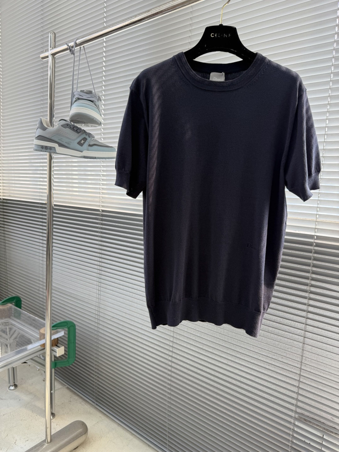 NO:938281,-Dio simple round neck knitted T-shirt, this T-shirt is reinterpreted with elegant and comfortable fabrics. It is carefully made of sheep wool and mulberry silk blended knitted fabric, with ribbed round neck, cuffs and hem, and is decorated with tonal Dior embroidery on the lower front. It can be paired with the series of flowing knitted shorts to create a fashionable sportswear silhouette. Size S M L XL Length 64666870 Bust 100104 108  112 Shoulder width 39.5 41 42.5 44,,dior,shorts,tees,t-shirt,19860909-Dio 简约款圆领针织T恤衫,这款T恤以优雅舒适的面料重新诠释.采用绵羊毛和桑蚕丝混纺针织面料精心制作,搭配罗纹圆领、袖口和底边,正面下方饰以同色调Dior刺绣.可与该系列的飘逸针织短裤搭配,打造时尚的运动服饰廓形. 码数S M L XL 衣长64666870 胸围 100104 108 112 肩宽 39.5 41 42.5 44,,dior,shorts,tees，t-shirt,,Men's clothing