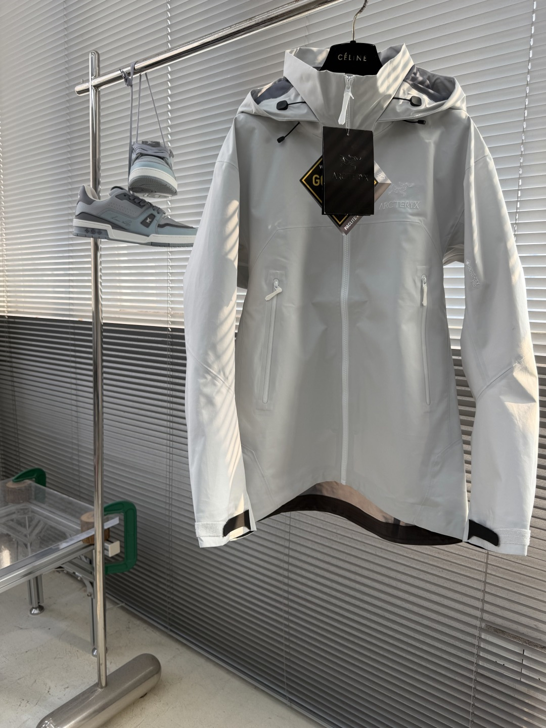 -🐦 鸟家      AR系列，专为高山环境设计，采用 Gore-Tex Pro 等专业面料，具备极强的