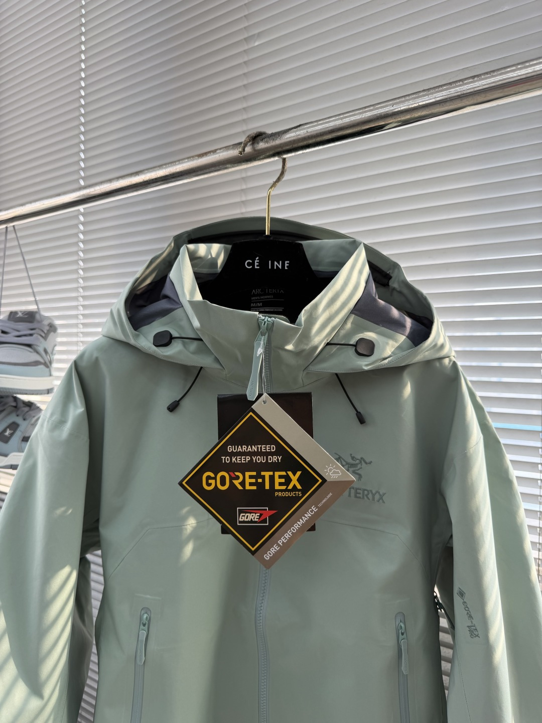 -🐦 鸟家      AR系列，专为高山环境设计，采用 Gore-Tex Pro 等专业面料，具备极强的