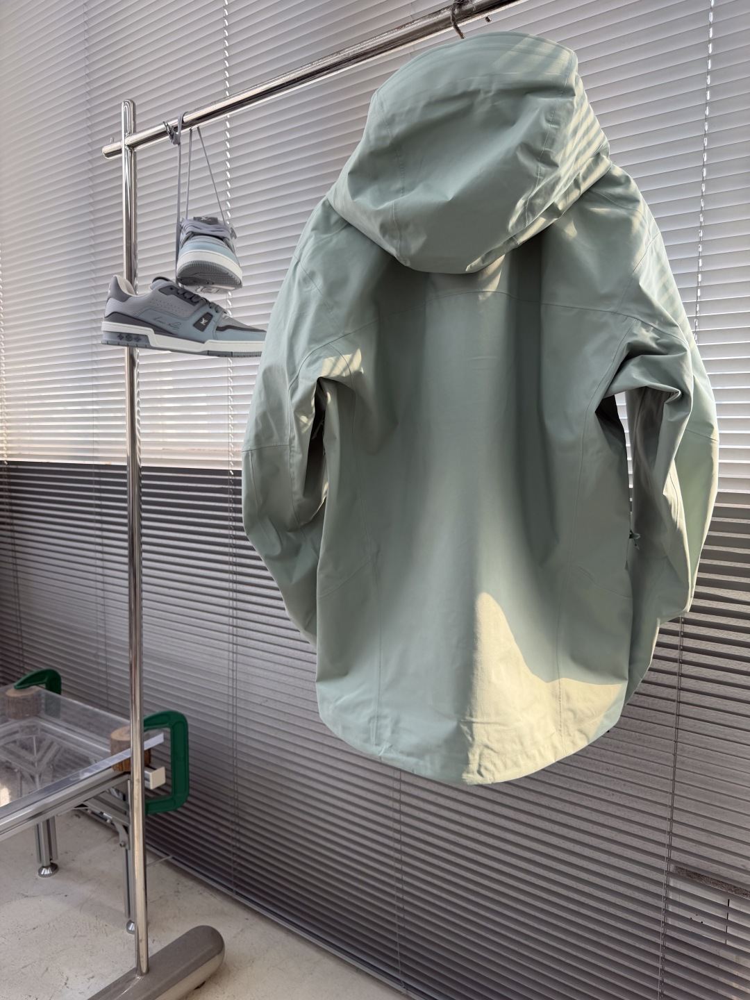 -🐦 鸟家      AR系列，专为高山环境设计，采用 Gore-Tex Pro 等专业面料，具备极强的