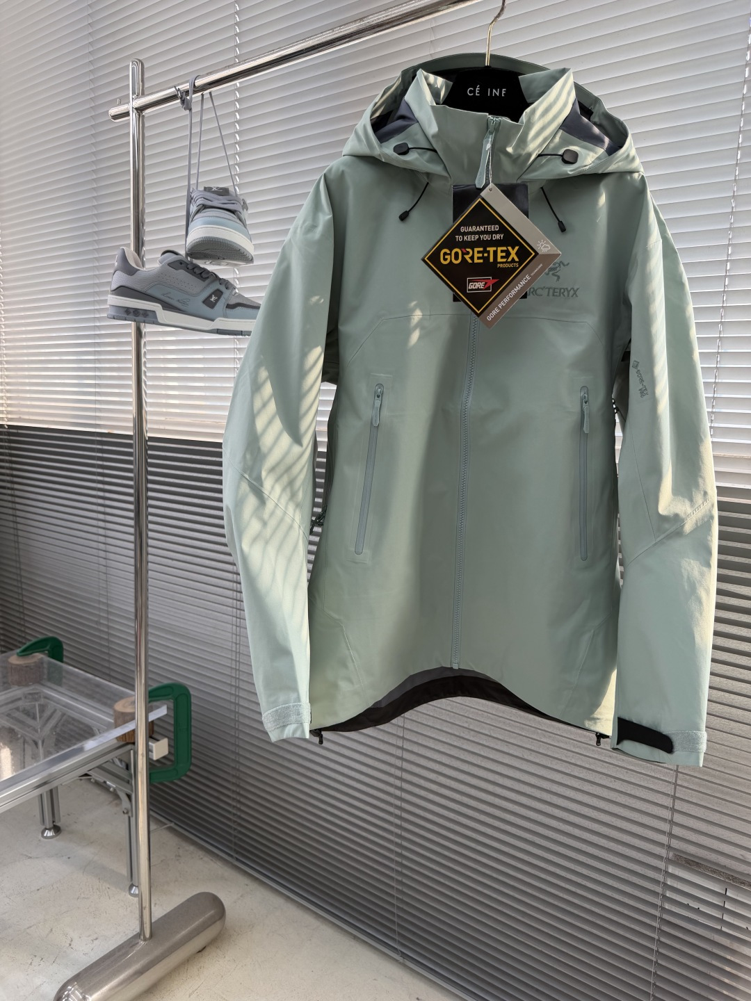 -🐦 鸟家      AR系列，专为高山环境设计，采用 Gore-Tex Pro 等专业面料，具备极强的