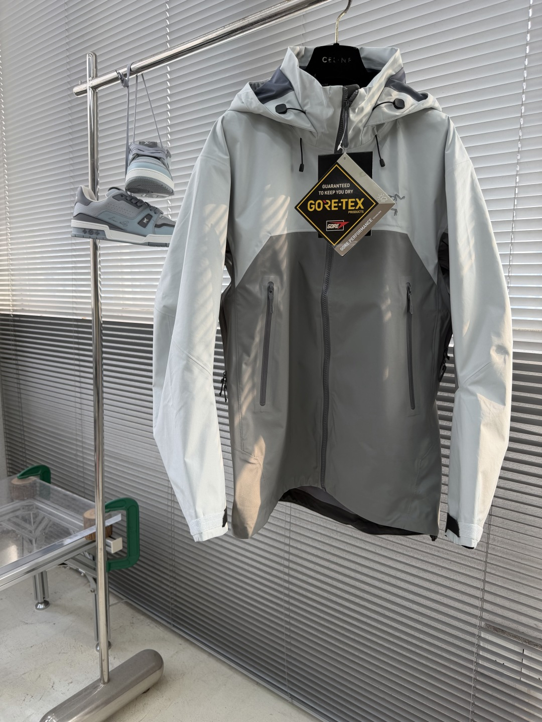 -🐦 鸟家      AR系列，专为高山环境设计，采用 Gore-Tex Pro 等专业面料，具备极强的