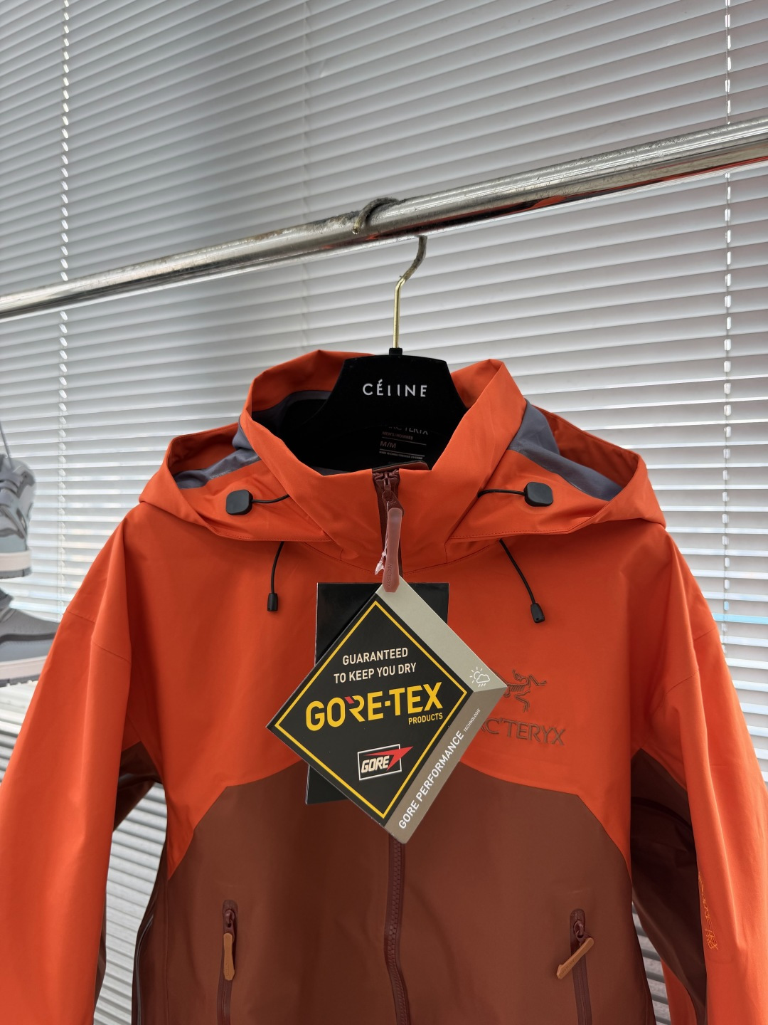 -🐦 鸟家      AR系列，专为高山环境设计，采用 Gore-Tex Pro 等专业面料，具备极强的