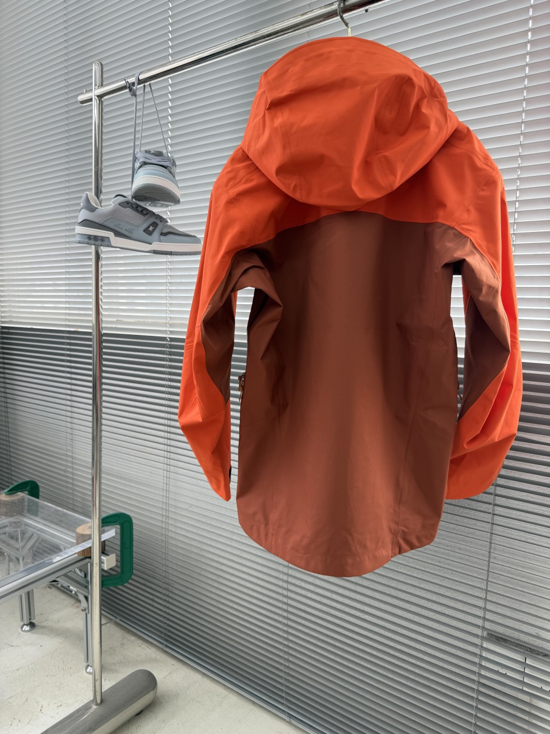 -🐦 鸟家      AR系列，专为高山环境设计，采用 Gore-Tex Pro 等专业面料，具备极强的