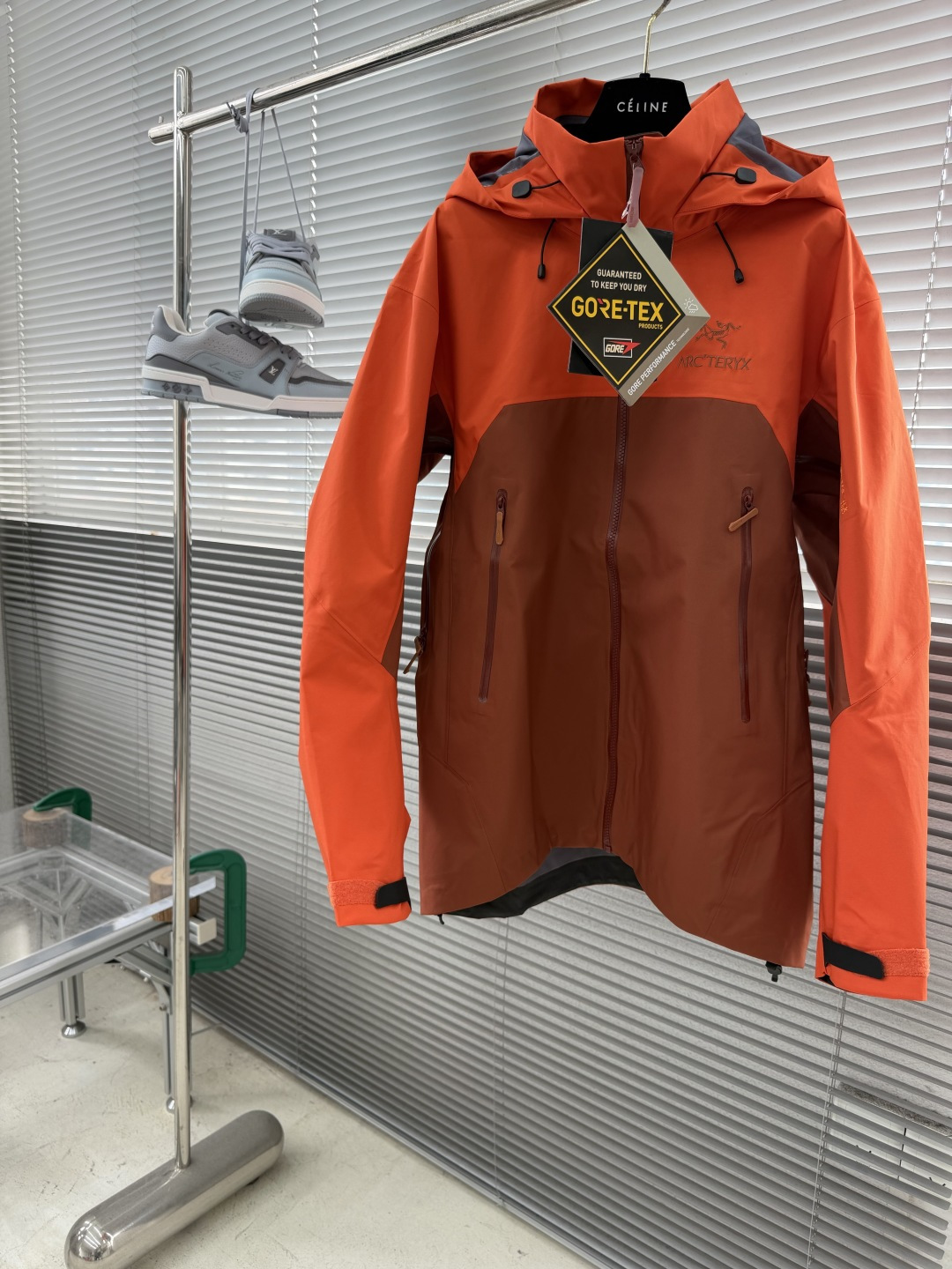 -🐦 鸟家      AR系列，专为高山环境设计，采用 Gore-Tex Pro 等专业面料，具备极强的