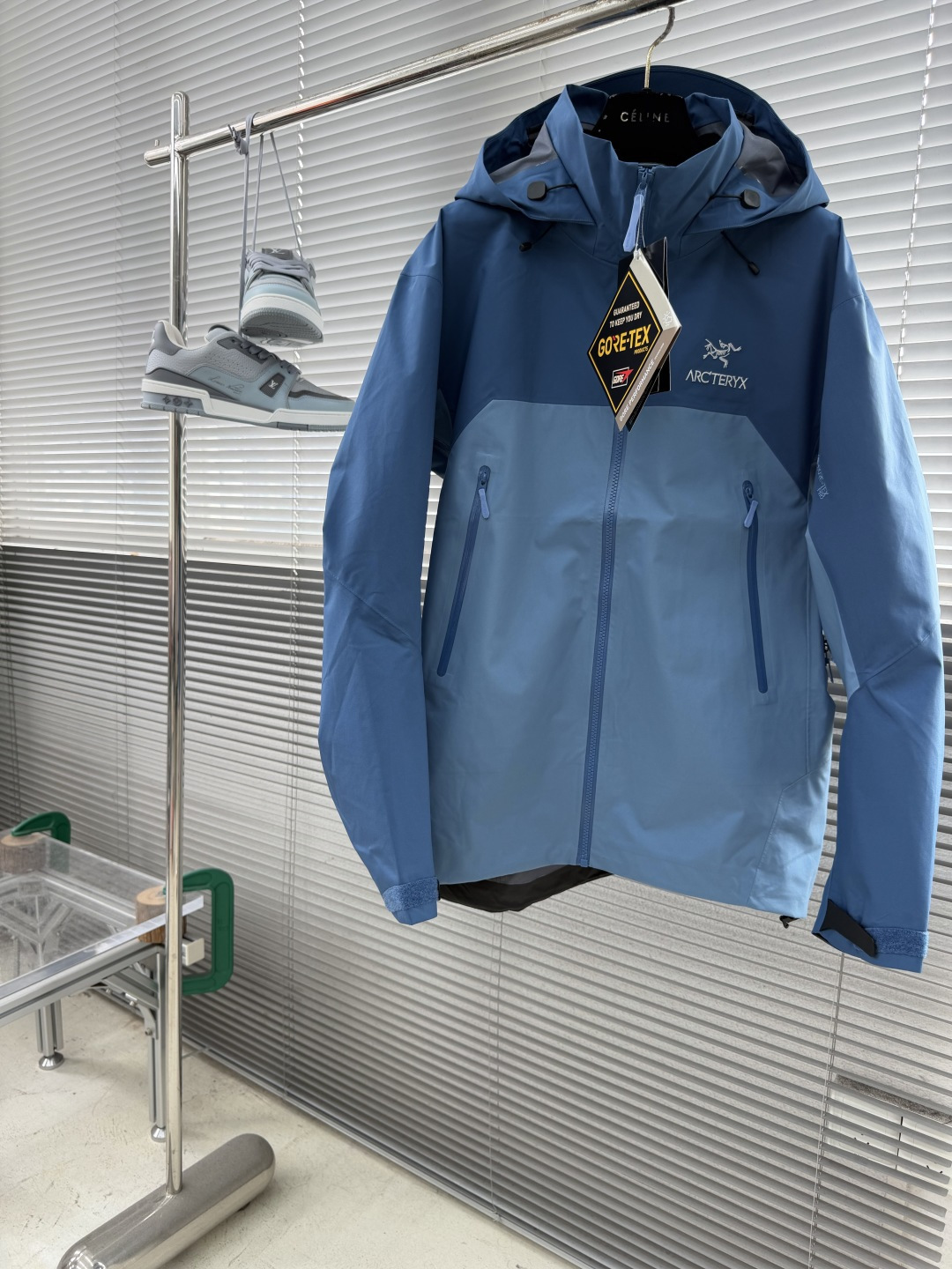 -🐦 鸟家      AR系列，专为高山环境设计，采用 Gore-Tex Pro 等专业面料，具备极强的