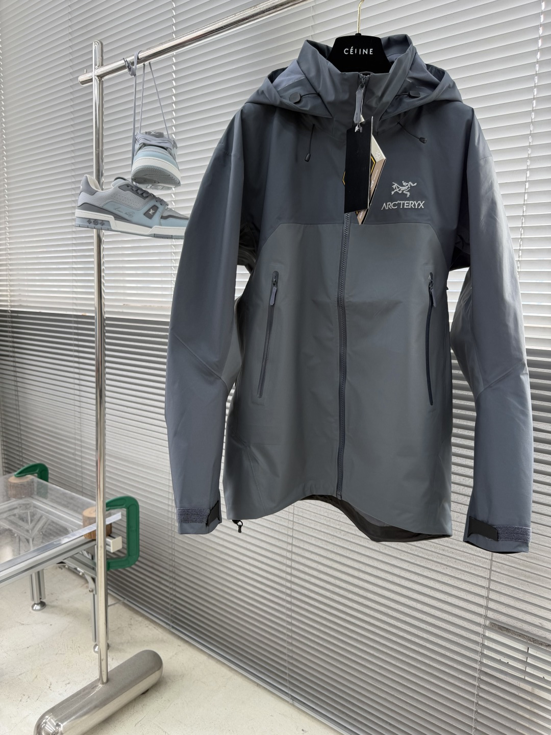 -🐦 鸟家      AR系列，专为高山环境设计，采用 Gore-Tex Pro 等专业面料，具备极强的