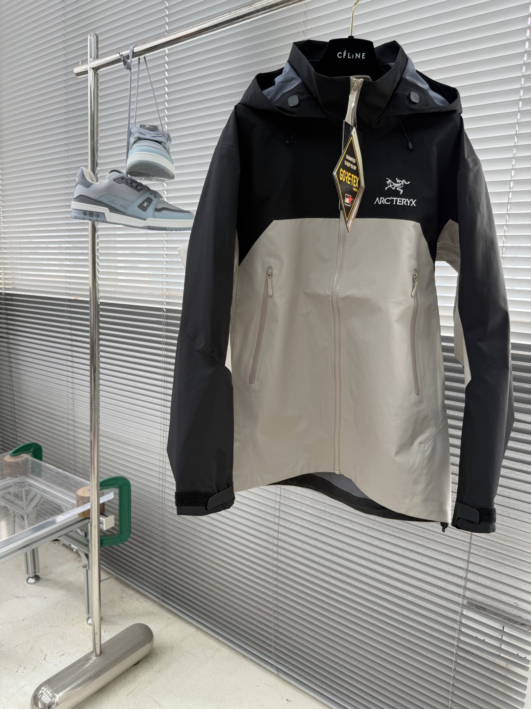 -🐦 鸟家      AR系列，专为高山环境设计，采用 Gore-Tex Pro 等专业面料，具备极强的
