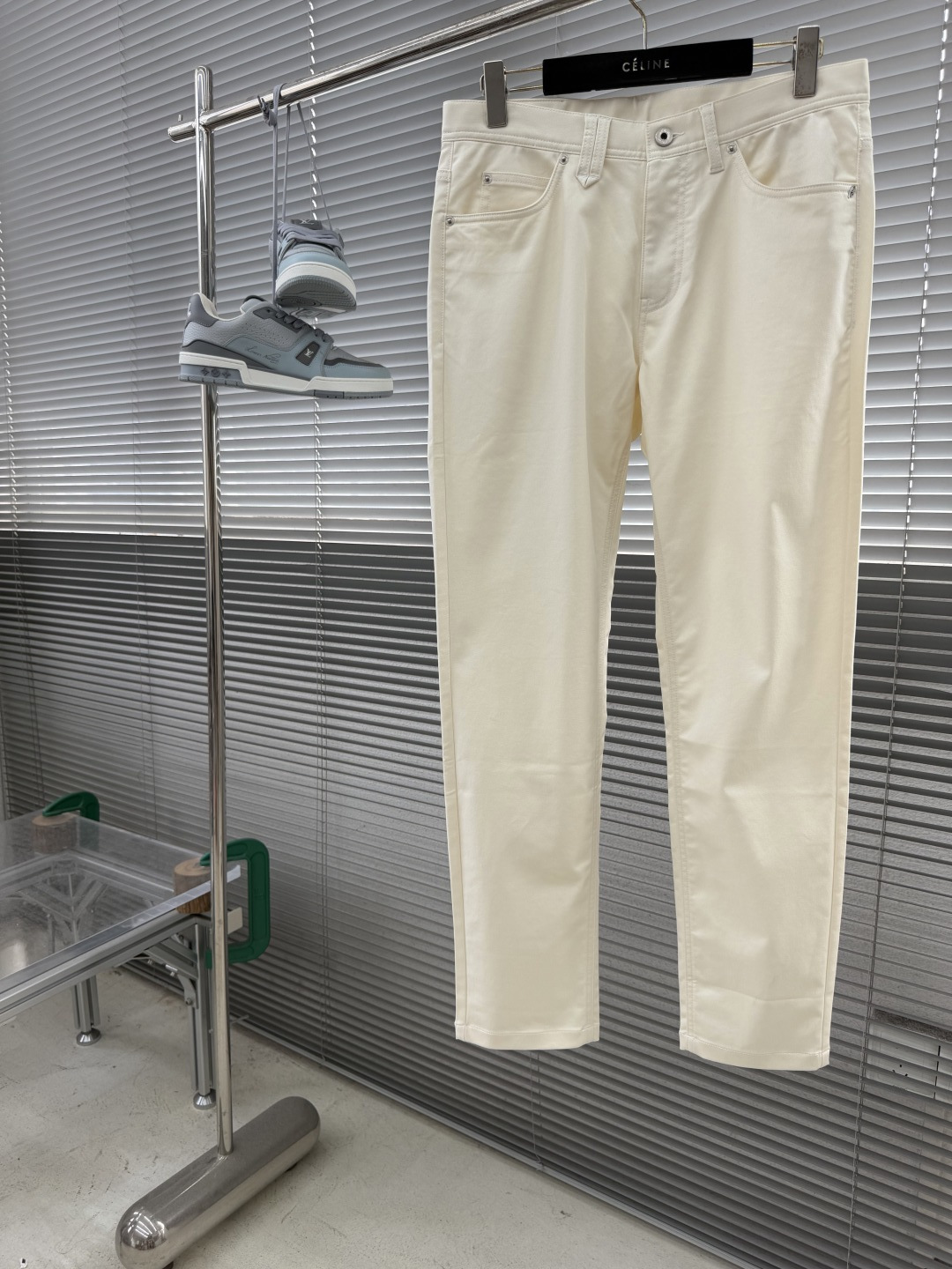 NO:938285,-Brioni leather label design, light luxury minimalist trousers and casual pants, inherits the ingenuity of a century of high-end men's clothing, uses Italian craftsmanship to carve a gentleman's character, and has a low-key and luxurious aristocratic texture. The classic five-pocket casual pants design, the brand's exclusive handwritten signature leather tag, and customized metal hardware embellishments, every detail highlights the exquisite style of top-end men's clothing, and is a concrete expression of mature men's high-end taste.  Selected high-end customized fabrics blended with 49 cotton + 26 lyocell, with a delicate and soft touch, full drape, excellent breathability and skin-friendly properties and just the right amount of elasticity, and will not easily deform and wrinkle after long-term wear. Precise double-thread seaming  The craftsmanship, neat and delicate stitching, and neat and flat trouser hems are extremely rigorous from the inside to the outside, taking into account the crisp fit and all-weather comfort, and taking into account both business formal and daily casual scenes.  Simple and neat slim-fit slightly tapered trousers, which do not choose to modify the leg shape, and easily hide the shortcomings of the leg lines. The soft and high-end low-saturated color matching is very adaptable, and is elegant and decent when paired with formal shirts. It is casual and elegant with POLO shirts and knitted sweaters, and can be easily used for commuting, dating, light business and other occasions, creating a calm and elegant Italian-style exquisite men's outfit. Size 30-38 (37) Size 30 Waist 78 Hips 100 Thigh 55  Pants length 103 31 yards waist 82 hips 104 thighs 57 pants length 105 32 yards waist 86 hips 108 thighs 59 pants length 106 33 yards waist 89 hips 112 thighs 61 pants length 106 34 yards waist 92 hips 116 thighs 63 pants length 107 35 yards waist 95  Hips 119 Thighs 65 Pants length 108 36 yards Waist 98 Hips 122 Thighs 67 Pants length 109 38 yards Waist 101 Hips 126 Thighs 69 Pants length 110 Recommended sizes: Wear size 30 under 125 pounds Wear size 31 between 125 and 135 pounds Wear size 32 between 135 and 145 pounds  145-155 catties wear size 33, 155-165 catties wear size 34, 165-170 catties wear size 35, 170-180 catties wear size 36, 180-190 catties wear size 38,,shirts,19860909-Brioni 皮革标签设计轻奢极简西裤休闲裤,承袭百年高定男装的匠心底蕴,以意式匠艺镌刻绅士风骨,自带低调奢华的贵族质感.经典五袋休闲裤版型设计,品牌专属手写签名皮牌、定制金属五金点缀,每一处细节都彰显着顶奢男装的考究格调,是成熟男士高阶品味的具象表达. 甄选49棉+26莱赛尔混纺高端定制面料,触感细腻软糯、垂坠感拉满,兼具优越的透气亲肤性与恰到好处的弹力,久穿不易变形起皱.精密双线锁边工艺、工整细腻的车工走线、利落平整的裤脚锁边,从内里到外在都做到极致严苛,兼顾挺括版型与全天候穿着舒适感,兼顾商务正式与日常休闲场景. 简约利落的修身微锥裤型,不挑身材修饰腿型,轻松隐匿腿部线条短板.柔和高级的低饱和配色适配度极强,搭配正装衬衫雅致得体,搭配POLO衫、针织衫随性儒雅,轻松驾驭通勤、约会、轻商务等多种场合,打造从容优雅的意式精致男士穿搭. 尺码30-38（37） 30码 腰围78 臀围100 大腿围55 裤长103 31码腰围82 臀围104 大腿围57 裤长105 32码 腰围86 臀围108 大腿围59 裤长106 33码 腰围89 臀围112 大腿围61 裤长106 34码 腰围92 臀围116 大腿围63 裤长107 35码 腰围95 臀围119 大腿围65 裤长108 36码 腰围98 臀围122 大腿围67 裤长109 38码 腰围101 臀围126 大腿围69 裤长110 尺码推荐 125斤以内穿30码 125-135斤穿31码 135-145斤穿32码 145-155斤穿33码 155-165斤穿34码 165-170斤穿35码 170-180斤穿36码 180-190斤穿38码,,shirts,,Men's clothing