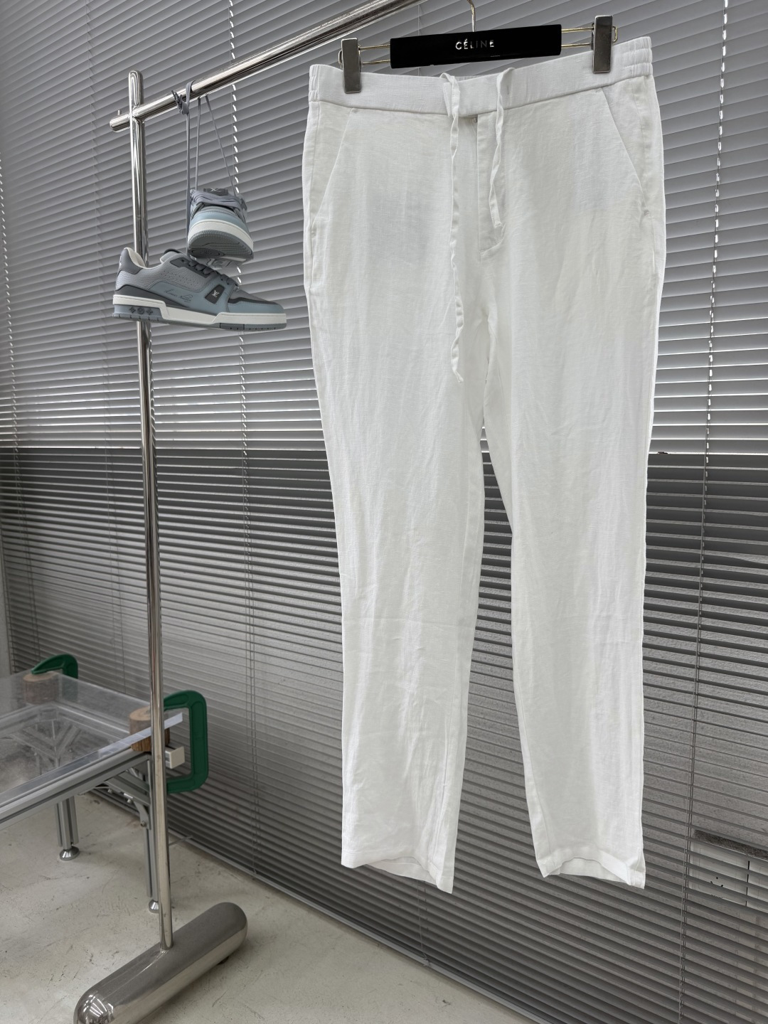 NO:938282,-Z Zegn lightweight structured linen drawstring trousers with a breathable color addition. 'Lightweight frame, natural texture'. Made from the sunshine of Italian flax fields, the natural linen fiber is woven into a crisp and soft trousers body. The cloth surface has a breathable texture, which is like flowing wind when you walk. The slightly loose straight cut retains the neat lines of business and casual, but also releases casual tension through the drawstring elastic waist design - when your fingertips pass through the delicate knots, you feel as if you are touching the wheat waves of Tuscany.  'Six colors of inspiration, reshaping the summer color palette' Ivory white is like the waves of the Mediterranean, pure and revealing the unique off-white luster of linen, and paired with a brown belt buckle label, it is a high-end expression of minimalism. The light khaki extract is the color of the Tuscan soil, as soft as a glass of iced latte, and collides with the metallic luster of the YKK zipper to create a low-key sense of sophistication.  Graphite gray integrates the calmness of volcanic rock into the fabric, and the brown webbing at the elastic waist is the finishing touch in the dark tone, suitable for seamless switching between commuting and vacation. Chocolate Brown/Oatmeal Color/Classic Black From the deep forest to the beach, each color is processed by vegetable dyeing technology to ensure that it still maintains natural saturation after washing, as if the light and shadow of the four seasons are worn on the body. 'Details are silent luxury.'  The hidden craft front zipper and button double closure, the metal pendant at the end of the drawstring ensures a drape feeling, and the hemming stitching on the inside of the trouser legs is as delicate as haute couture. The functional aesthetic diagonal pockets are three-dimensional, which does not destroy the lines of the pants and can easily accommodate daily small items. The hidden snap buttons on the back pocket are an elegant response to pragmatism. Balance formality and leisure with a 'relaxation'. When the sun shines on the skin through the gaps in the linen, the body can freely dialogue with nature.  ——Define summer with color and pay tribute to life with lightness. Size 48-56 (M-3XL),,19860909-Z Zegn 轻盈结构亚麻抽绳长裤,自在呼吸的色彩加成 「轻盈骨架,自然肌理」 以意大利亚麻田的阳光为原料,天然亚麻纤维织就挺括而柔软的裤身,布面自带呼吸感纹理,行走时如流动的风.微宽松直筒剪裁,既保留商务休闲的利落线条,又通过抽绳松紧腰设计释放随性张力——当指尖划过细腻的绳结,仿佛触摸到托斯卡纳的麦浪. 「六色灵感,重塑夏日调色盘」  象牙白如地中海的浪花,纯净中透着亚麻特有的米白光泽,搭配棕色皮带扣标签,是极简主义的高级表达.  浅卡其萃取托斯卡纳土壤的色调,柔和得像一杯冰拿铁,与YKK拉链的金属光泽碰撞出低调的精致感.  石墨灰将火山岩的沉稳融入面料,松紧腰头的棕色织带是暗色调中的点睛之笔,适合通勤与度假的无缝切换.  巧克力棕/燕麦色/经典黑从深林到沙滩,每一种色彩都经过植物染工艺处理,确保水洗后依旧保持自然饱和度,如同将四季的光影穿在身上. 「细节是无声的奢侈」  隐藏式工艺前襟拉链与纽扣双重闭合,抽绳末端的金属坠片确保垂坠感,裤脚内侧的包边缝线细腻如高级定制.  功能美学斜插口袋采用立体剪裁,既不破坏裤型线条,又能轻松容纳日常小物,后袋的隐形按扣则是对实用主义的优雅回应. 以“松弛感”平衡正式与休闲.当阳光透过亚麻的缝隙洒在皮肤上,让身体与自然自由对话. ——用色彩定义夏日,以轻盈致敬生活. 码数48-56（M-3XL）,,,Men's clothing