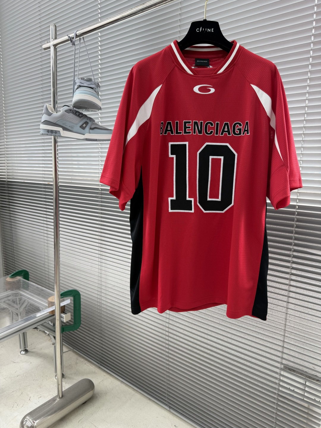 NO:938279,-Balenciag × NBA SS26 joint series silhouette technical mesh round neck contrasting color band T-shirt regular fit men's size XXS.XS.S.M.L size length bust XXS 72 12019860909-Balenciag × NBA SS26 联名系列 廓形科技网眼圆领撞色饰带 T恤 常规版型 男款 码数XXS.XS.S.M.L 尺码衣长胸围 XXS 72 120 XS74124 S76126 M78130 L80134,,balenciaga,tees，t-shirt,,Men's clothing