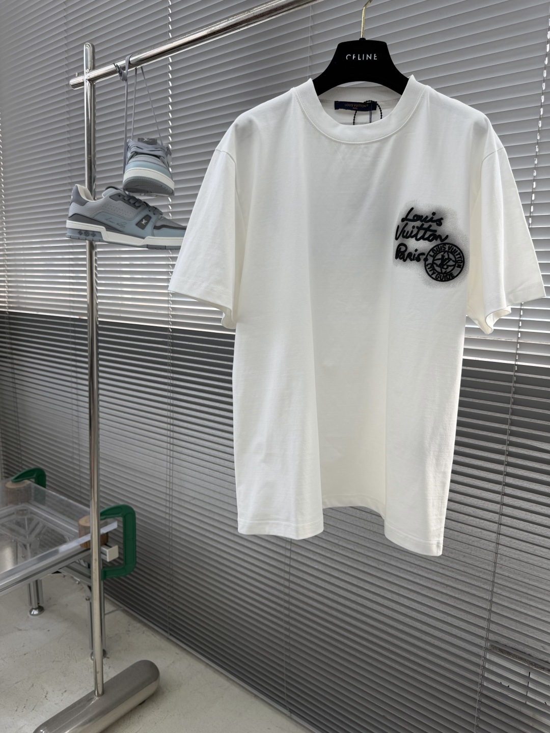 NO:938299,-Donkey Brand Gradient Handwritten Embroidery Short Sleeves | Low-key and light luxury ceiling. Handwritten signature embroidery on the niche side. The matte gradient smudged design is super atmospheric. It is different from the large logo printed all over. It is low-key and not exaggerated. High-count heavyweight cotton fabric, thick and not fleshy. The upper body is soft, waxy and breathable. The dropped shoulders are loosely tailored to hide the flesh and make the body look slimmer.  Black and white classic two-color, the white model with black embroidery is refreshing and clean, the black model with dark patterns is low-key and calm, the same style for men and women, suitable for couples, daily commuting, and street travel, casually paired with jeans and casual pants for a high-end feel. Size S-XL Color black white, Louis Vuitton, T-shirt,19860909-驴牌 渐变手写刺绣短袖｜低调轻奢天花板 小众侧边手写签名刺绣,雾面渐变晕染设计超有氛围感,区别于满印大logo,低调不浮夸. 高支重磅棉面料,厚实不透肉,上身软糯透气,落肩宽松剪裁,藏肉显瘦不挑身形. 黑白经典双色,白款黑刺绣清爽干净,黑款暗纹低调沉稳,男女同款,情侣搭、日常通勤、街头出行都适配,随便搭牛仔、休闲裤高级感拉满. 尺码S-XL 颜色黑色 白色,,louis vuitton,T-shirt,,Men's clothing