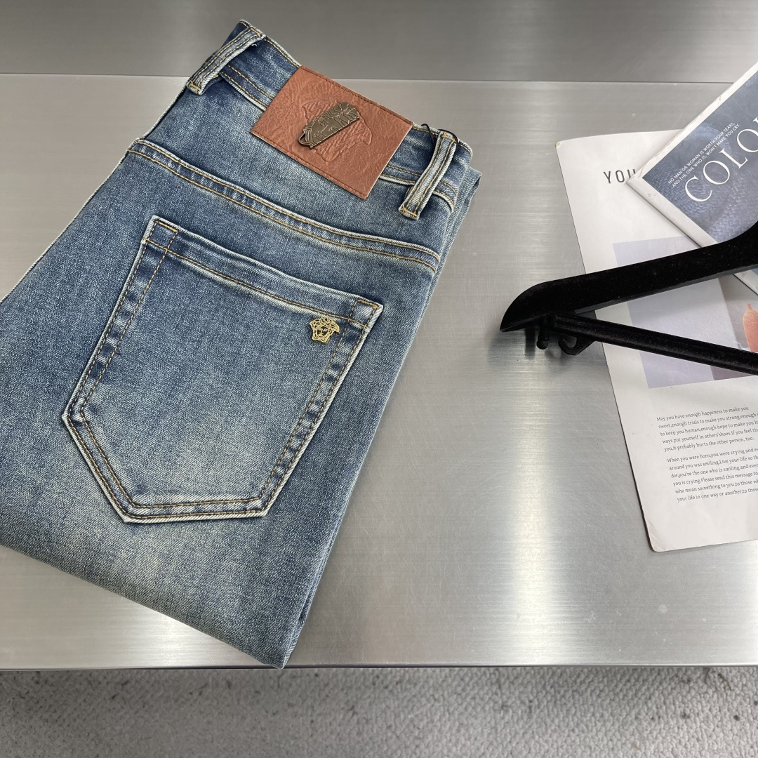NO:953802,-Versac 26 new spring and summer denim trousers, fashionable casual jeans for men, high-end European original trousers, fashionable casual trousers. Highly breathable and comfortable, impeccable details, brand element design concept, reflecting high quality. Presenting casual tailoring, the upper body shape is awesome!  Code number 29-38 (35 37),,versace,jeans,19860909-Versac 26春夏新款牛仔长裤,潮男时尚休闲牛仔裤,高端欧版原单裤子,潮流时尚休闲裤子 透气舒适度高,细节无可挑剔,品牌元素设计理念,体现高品质.呈现休闲裁剪,上身版型超赞！ 码数29-38（35 37）,,versace,jeans,,Men's clothing
