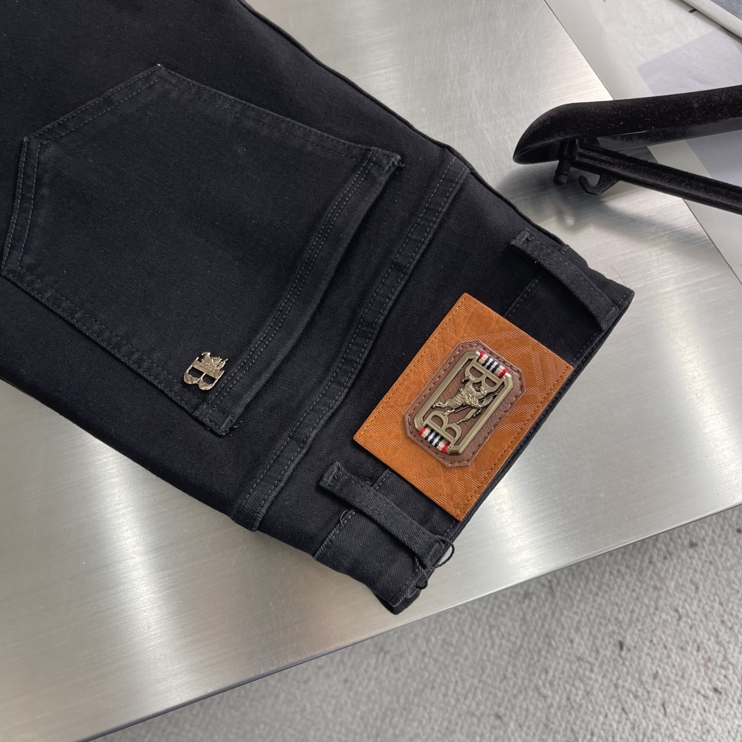 NO:953829,-BBR  2026SS new spring and summer pure black slim straight jeans, a must-have item for high-end British men. High-density softened denim fabric is selected. The solid black fabric has undergone special color fixation treatment and is not easy to whiten and fade. The fabric has comfortable elasticity, the upper body is stretched without restraint, and the touch is soft and not stiff. Iconic brand hardware runs through the whole body, and the front pocket has a T-shaped metal  Logo, genuine leather patch on the back waist with classic war horse embossed metal buckle, red, white and blue webbing details, and B-shaped metal studs on the back pocket, every detail shows the quality of the British brand. The neat small straight cut, flatters the leg shape, hides the muscles and makes you look slimmer, and the pure black color is versatile and does not pick out the scene. Low-key and luxurious British style, trousers are a must-have in the wardrobe of mature men.  Code number 29-38 (35 37),,jeans,19860909-BBR 2026SS春夏新品纯黑修身直筒牛仔裤,英式高端男士必备单品.甄选高密度柔化牛仔布料,纯色黑布经过特殊固色处理,不易发白褪色,面料自带舒适弹力,上身舒展无束缚,触感软糯不僵硬.标志性品牌五金贯穿全身,前袋T字金属标识,后腰真皮皮牌搭配经典战马浮雕金属扣,红白蓝织带细节点缀,后口袋B字金属饰钉,每一处细节都尽显英伦大牌品质.利落小直筒剪裁,修饰腿型、藏肉显瘦,纯黑配色百搭不挑场景.低调奢华的英式格调,成熟男士衣橱刚需裤装. 码数29-38（35 37）,,jeans,,Men's clothing