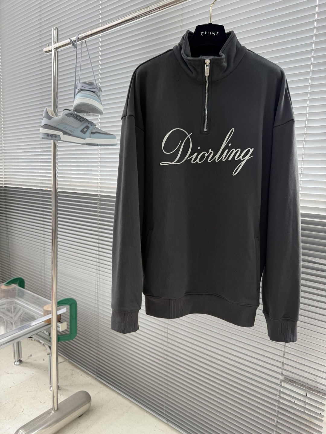 NO:953846,-Dio flocked printed half-zip stand-up collar sweatshirt 420g combed cotton fleece sweatshirt material Trendy brand stretch rib flocked print Fabric washable Size S M L19860909-Dio植绒印花半拉链立领卫衣 420克精梳棉质抓绒卫衣料 潮牌拉架罗纹 植绒印花 面料酵洗 码数S M L XL 衣长7071.5 73 74.5 胸围 120124 128 132 肩宽60626364,,dior,hoodie,sweatshirts,,Men's clothing