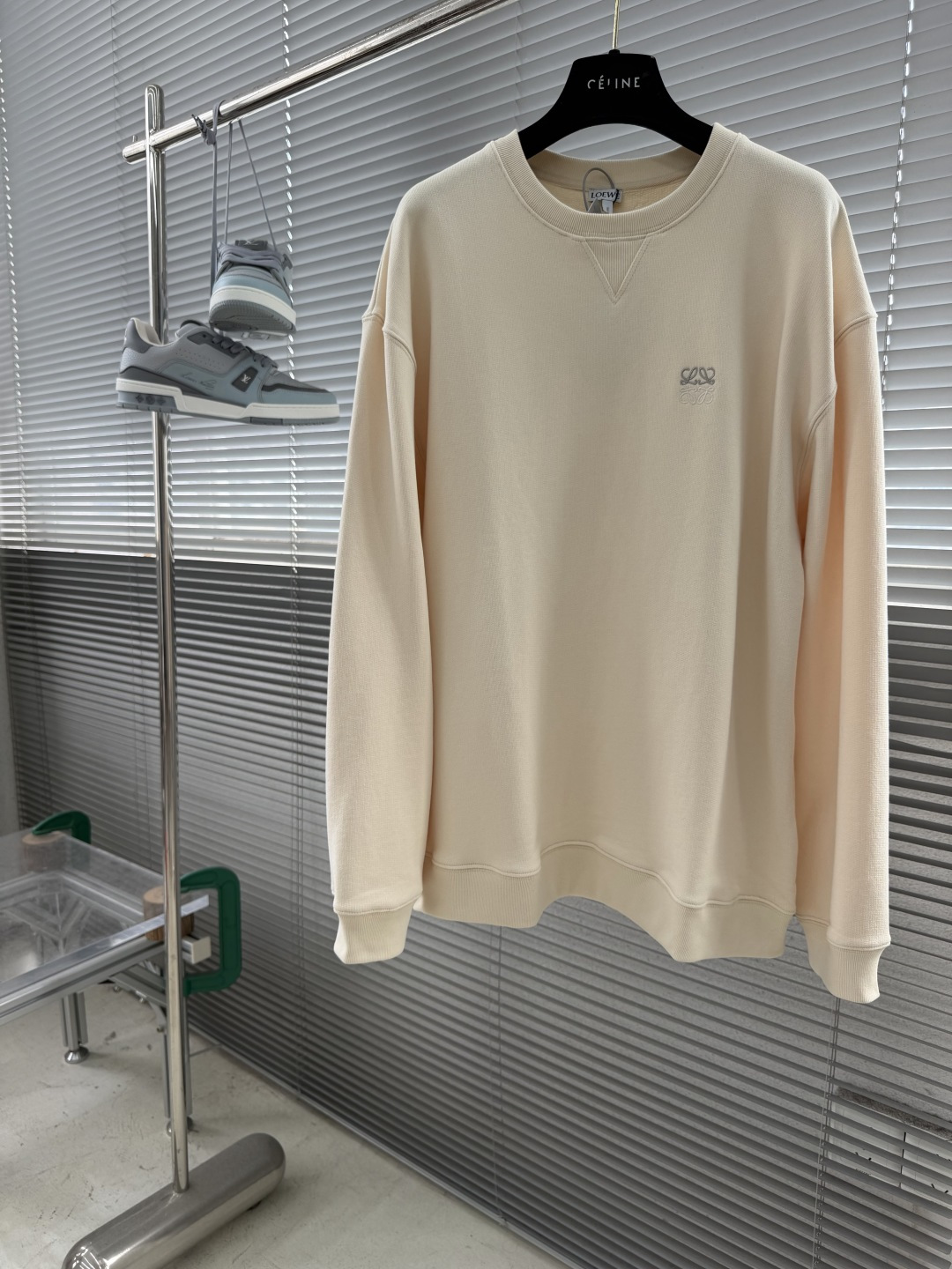 NO:953838,-LOEW 26SS Anagram embroidered logo cotton sports sweatshirt. Custom dyed 450g fine cotton terry sweatshirt material. Matching rib. Imported embroidery. Fabric wash. Size S M L19860909-LOEW 26SS Anagram刺绣标识棉质运动卫衣 定染450克精疏棉毛圈卫衣料 配套罗纹 进口刺绣 面料酵洗 码数S M L XL 衣长71727374 胸围 111 115 119 123 肩宽54.8 56 57.2 58.4,,loewe,hoodie,sweatshirts,,Men's clothing