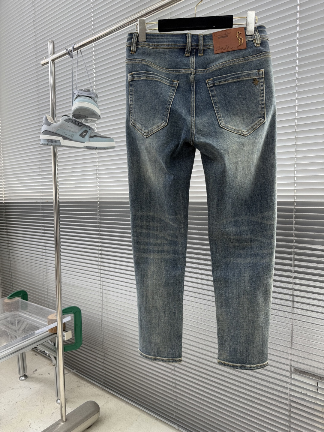NO:953821,-Dio  2026SS new spring and summer retro washed straight jeans are French light luxury men's boutique denim items. The denim fabric has been softened by repeated stone grinding, and the retro distressed blue tone is refreshing and high-end. It feels soft and waxy and has comfortable elasticity. The upper body stretches freely without tightness and oppression. It is suitable for all seasons. It is full of brand details, exclusive metal signs with brand letters on the front pockets, and genuine leather tags on the back waist with retro style  CD-shaped hardware, exquisite crown bee metal embellishment on the back pocket, and every piece of hardware is exquisite. The neat and small straight version accommodates various leg shapes and has an outstanding slimming effect. The overall style is simple and low-key, without exaggerated printing, and relies on delicate workmanship to highlight the big-name temperament. It can be easily managed for business commuting and daily casual wear. It shows an elegant style when paired with various shoes. It is a must-have trousers for mature men's wardrobe.  Code number 29-38 (35 37),,dior,jeans,19860909-Dio 2026SS春夏新品复古水洗直筒牛仔裤法式轻奢男士精品牛仔单品.牛仔面料经过反复石磨柔化处理,复古做旧蓝调清爽高级,触感软糯还带有舒适弹力,上身舒展自在,不会有紧绷压迫感,四季穿着都很合适.品牌细节满满,前袋品牌字母专属金属标牌,后腰真皮皮牌搭配复古CD造型五金,后口袋精致皇冠蜜蜂金属点缀,每一处五金都精致考究.利落小直筒版型,包容各种腿型,藏肉显瘦效果出众.整体简约低调,没有浮夸印花,依靠细腻做工凸显大牌气质,商务通勤、日常休闲穿搭都能轻松驾驭,搭配各类鞋款都尽显优雅格调,成熟男士衣橱必备裤装. 码数29-38（35 37）,,dior,jeans,,Men's clothing