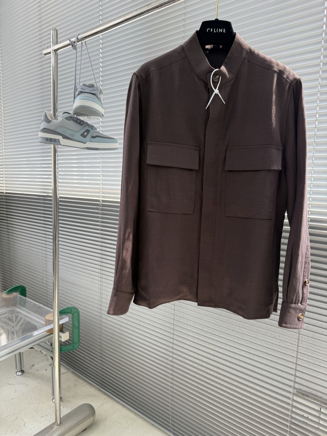 NO:955124,-Z Zegn 26 new autumn and winter linen Tencel linen hunting jacket.  This jacket is made of linen and Tencel blended fabric. It is breathable and comfortable. It has a stand-up collar and four pockets. It is practical and stylish. It has a button-down design. The back collar is decorated with Jijia’s classic road leather logo, which is simple and has a retro feel. It is single-layer cut, lightweight and not bulky, and can be easily used for commuting and leisure. Linen has natural wrinkles, and has a casual and lazy style! Pair it with light-colored trousers or jeans to easily create a high-end look, low-key and textured~ Size 48 50 52  54 56 58 60 Length 66.1 67.6 69.1 70.6 72.1 73.6 75.1 Chest 108 112116120 124 128 132 Shoulder width 47 48.2 49.4 50.6 51.8 53  54.2,,jeans,jackets & coats,19860909-Z Zegn 26秋冬新款亚麻天丝亚麻猎装夹克. 这款夹克采用亚麻天丝混纺面料制作,透气又舒适,立领+四口袋设计,实用又有型,纽扣式开发设计,后领处饰有杰家经典公路皮标,简约中带点复古感.单层剪裁,轻便不臃肿,通勤休闲都能轻松驾驭.亚麻自带自然褶皱,随性慵懒风get!搭配浅色裤装或牛仔裤,轻松打造高级感穿搭,低调又有质感~ 码数48 50 52 54 56 58 60 衣长 66.1 67.6 69.1 70.6 72.1 73.6 75.1 胸围 108 112116120 124 128 132 肩宽47 48.2 49.4 50.6 51.8 53 54.2,,jeans,jackets & coats,,Men's clothing