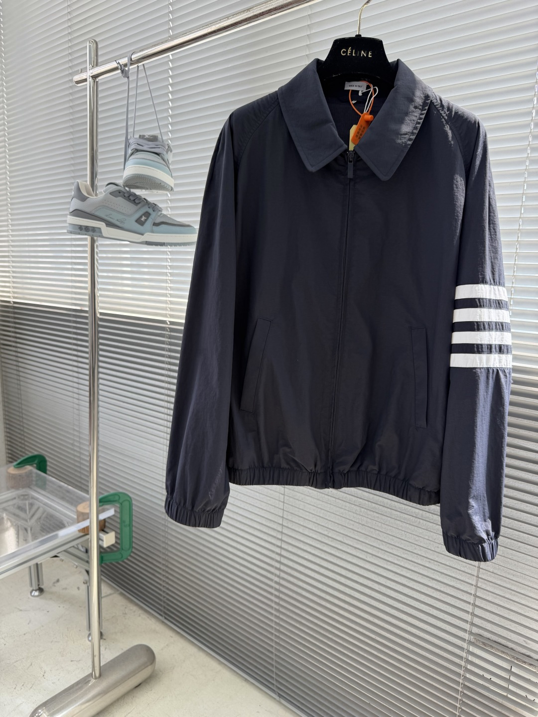 NO:953853,-THO* BROWNE Lapel zipper jacket Custom-made lightweight functional fabric Light and windproof Comfortable and skin-friendly Deep navy blue with a matte luxury feel Highlights extraordinary style Raglan sleeves are loosely cut to stretch freely Clean and soft silhouette Four-stripe webbing embellishment on the left arm condenses the classic brand logo with a preppy light luxury temperament High-elastic elastic cuffs at the hem and cuffs Neat and stylish, taking into account both practicality and aesthetics  Perfect interpretation of simple and ultimate luxury and elegance. Three-dimensional cutting of human body. Return to traditional craftsmanship. Through segmentation, folding, shrinking and stretching techniques. The so-called slow work and fine work are respect for materials and the pursuit of feel. Complex workmanship. Cumbersome. Slow timeliness. High loss. Template machine bag opening. Preset templates guide the position, shape and size of the bag opening. Accuracy ensures the quality of the bag opening effect. Number of yards 1 2 3 4 Bust 120  124 128 132 Length 64666870 Sleeve length 77.3 79 80.7 82.4,,jackets & coats,19860909-THO* BROWNE 翻领拉链夹克 定制凝风轻薄机能布 轻盈防风 舒适亲肤 深邃藏青自带哑光奢感 彰显不凡格调 插肩袖宽松剪裁 舒展自如 轮廓利落柔和 左臂四条纹织带缀饰 凝练品牌经典标识 自带学院风轻奢气质 下摆与袖口高弹松紧收口 利落有型 兼顾实用与美学 完美演绎简约而极致的顶奢雅韵 人体立体裁剪 回归传统工艺手法 通过分割 折叠 抽缩 拉展技术手法 所谓慢工出细活 是对材料的尊重 对手感的追求 做工复杂 繁琐 时效慢 损耗高 模版机开袋 预设的模板来指导开袋的位置 形状和大小 精确性确保了开袋效果质量 码数 1 2 3 4 胸围 120 124 128 132 衣长64666870 袖长77.3 79 80.7 82.4,,jackets & coats,,Men's clothing
